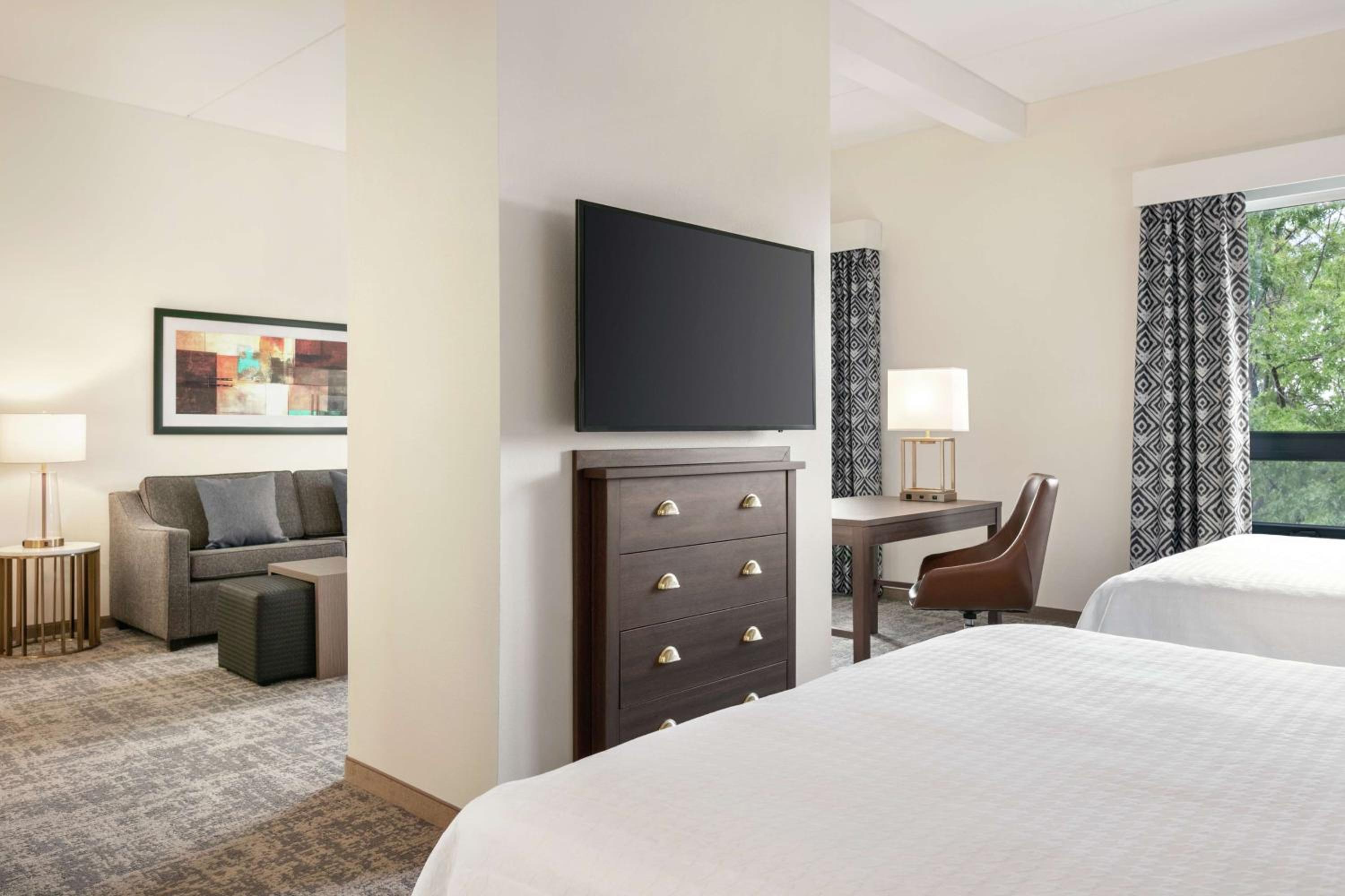 Deluxe Queen Room with Two Queen Beds - Non-Smoking
