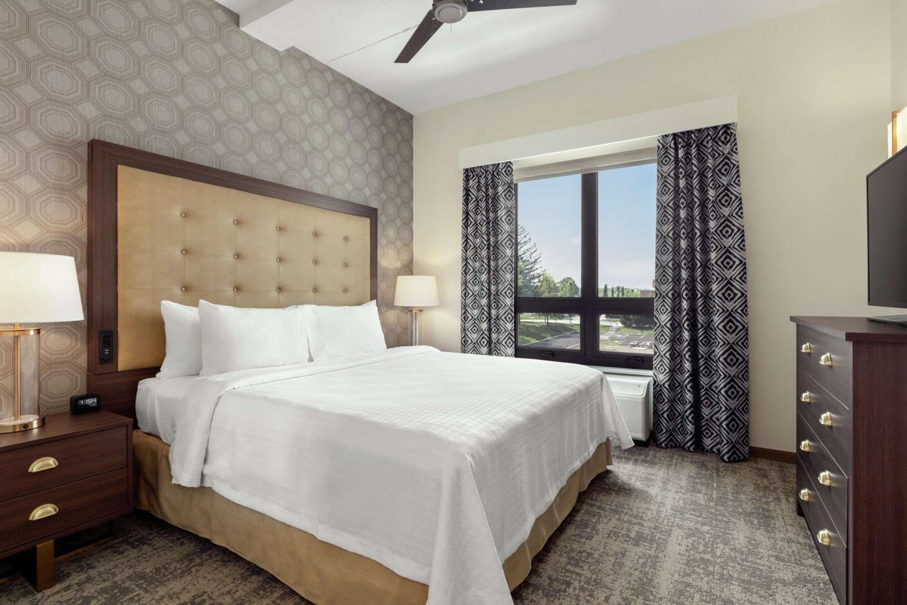 One-Bedroom King Suite - Non-Smoking - Photo 4