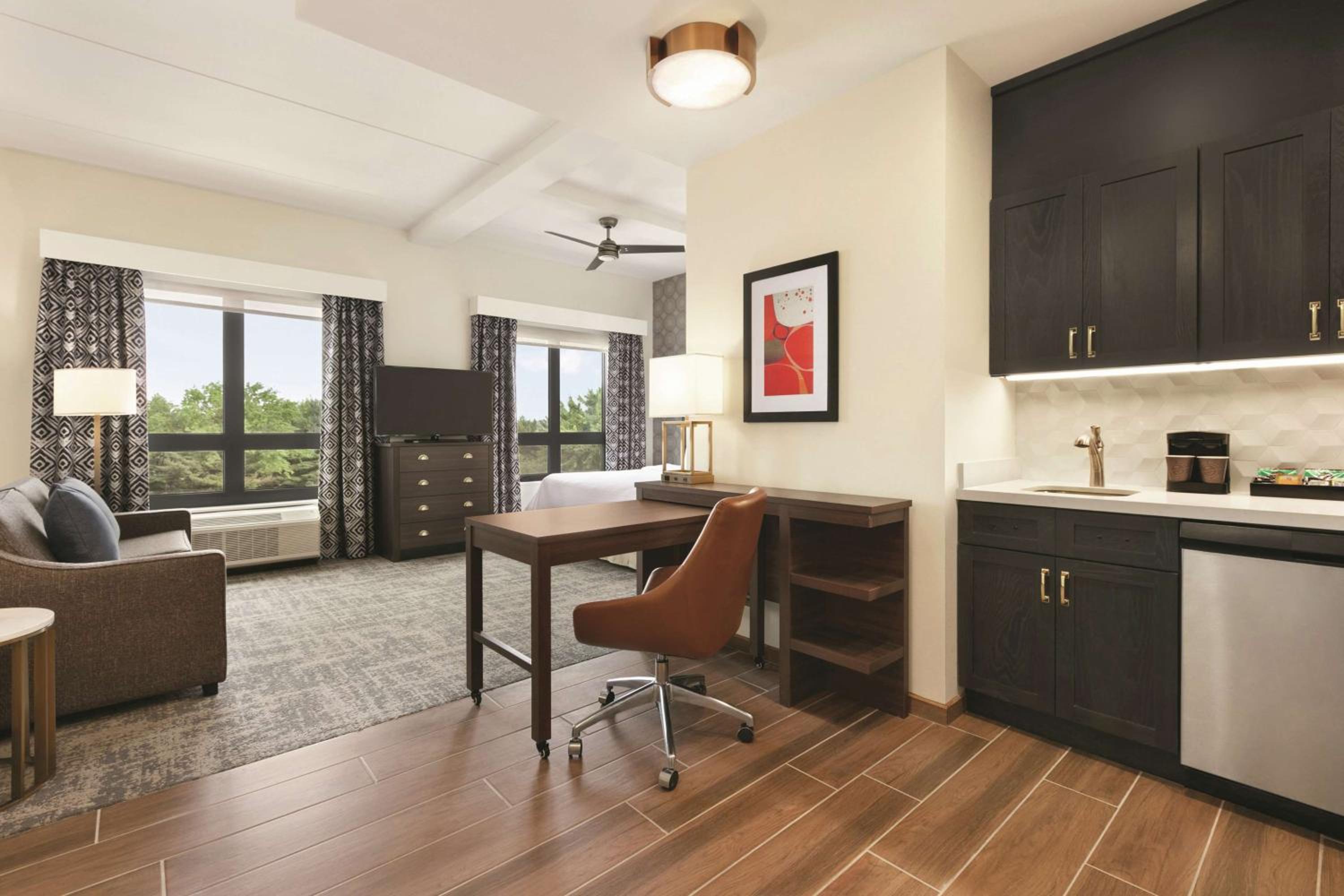 King Studio Suite - Non-Smoking - Photo 3