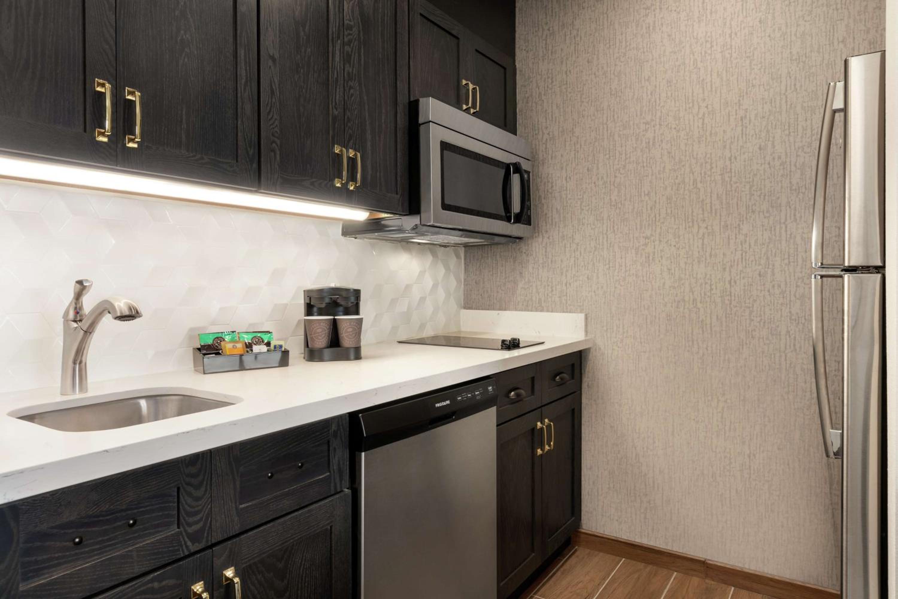 One-Bedroom King Suite - Non-Smoking - Photo 3