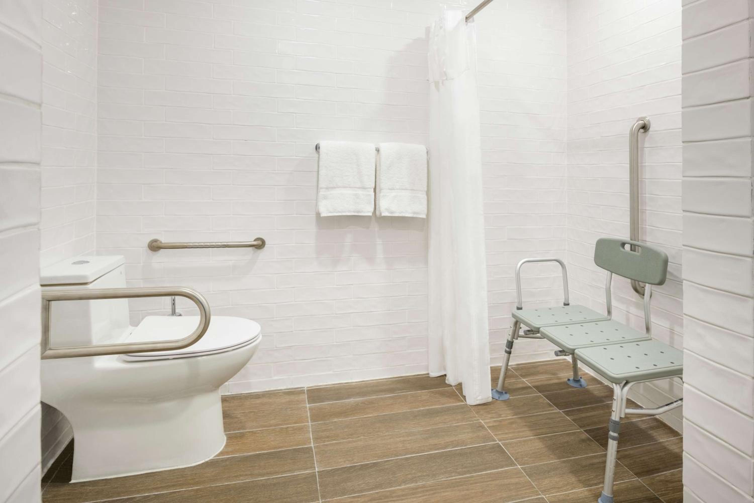 Queen Studio with Roll-In Shower - Mobility Access/Non-Smoking - Photo 6