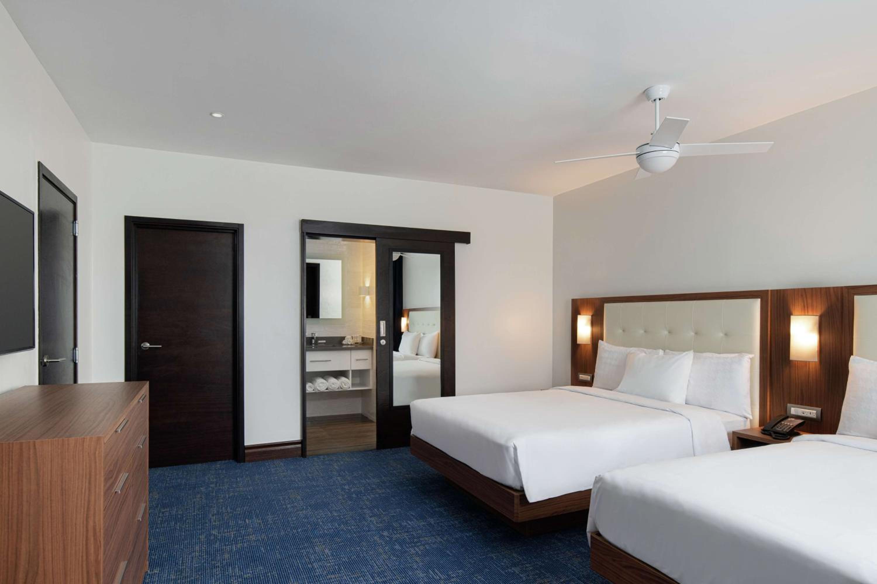 One-Bedroom Queen Suite with Two Queen Beds - Photo 6