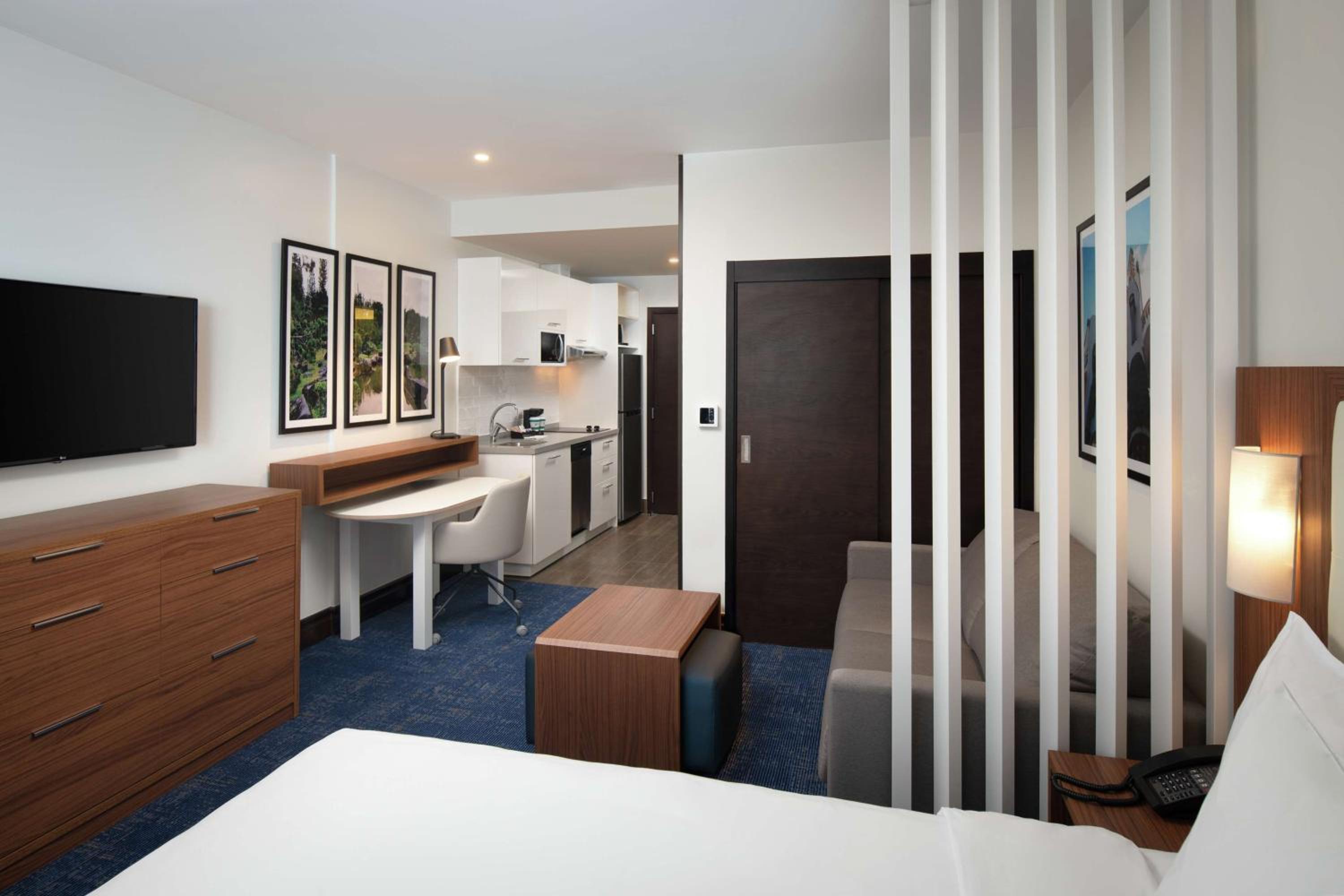 Queen Studio with City View - Photo 2