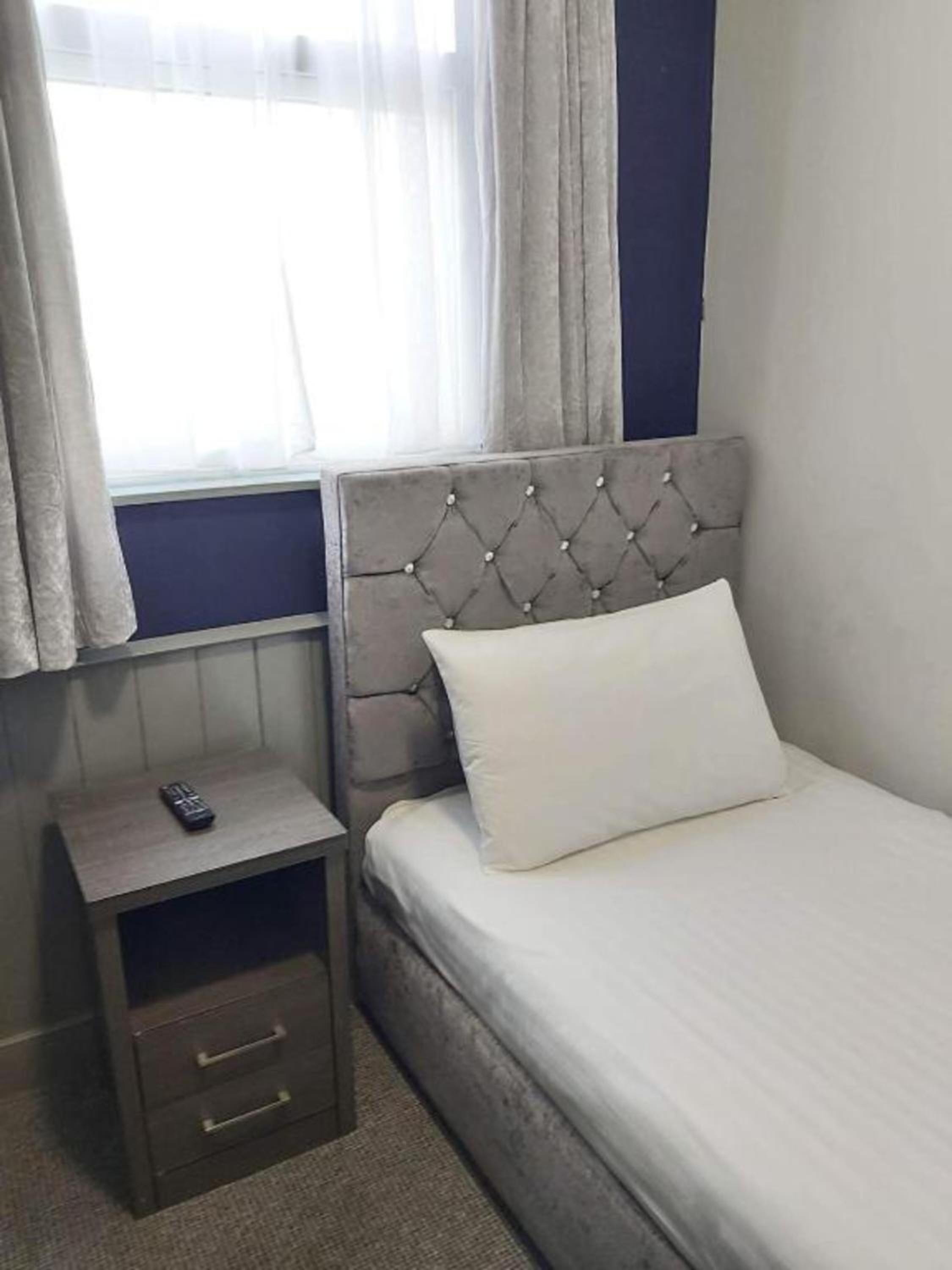 Standard Twin Room - Photo 3
