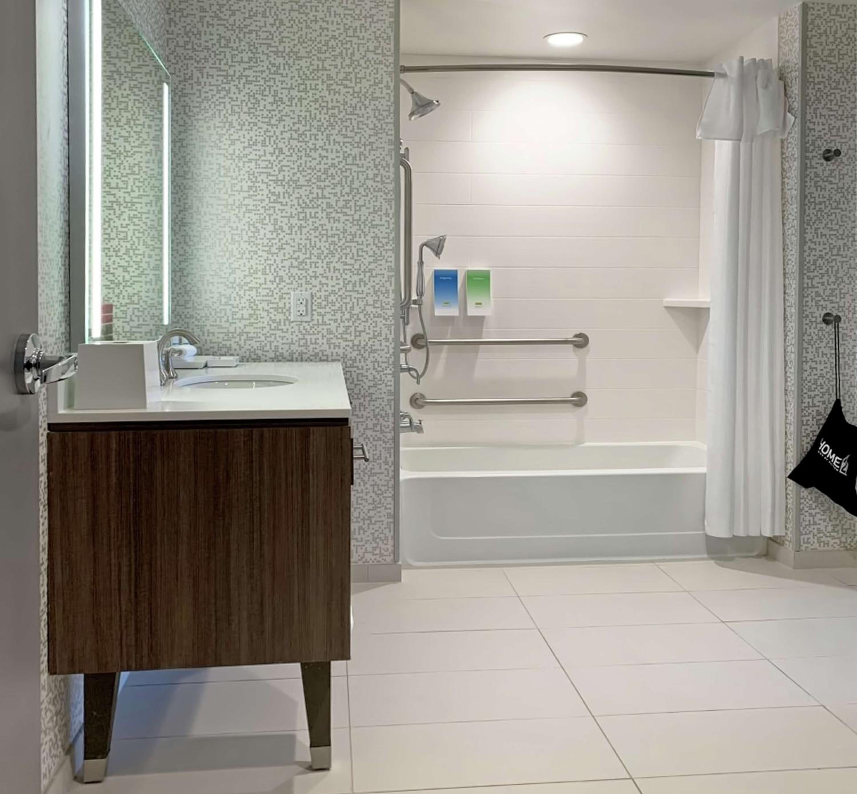 King Suite - Mobility Access/Non-Smoking - Photo 4