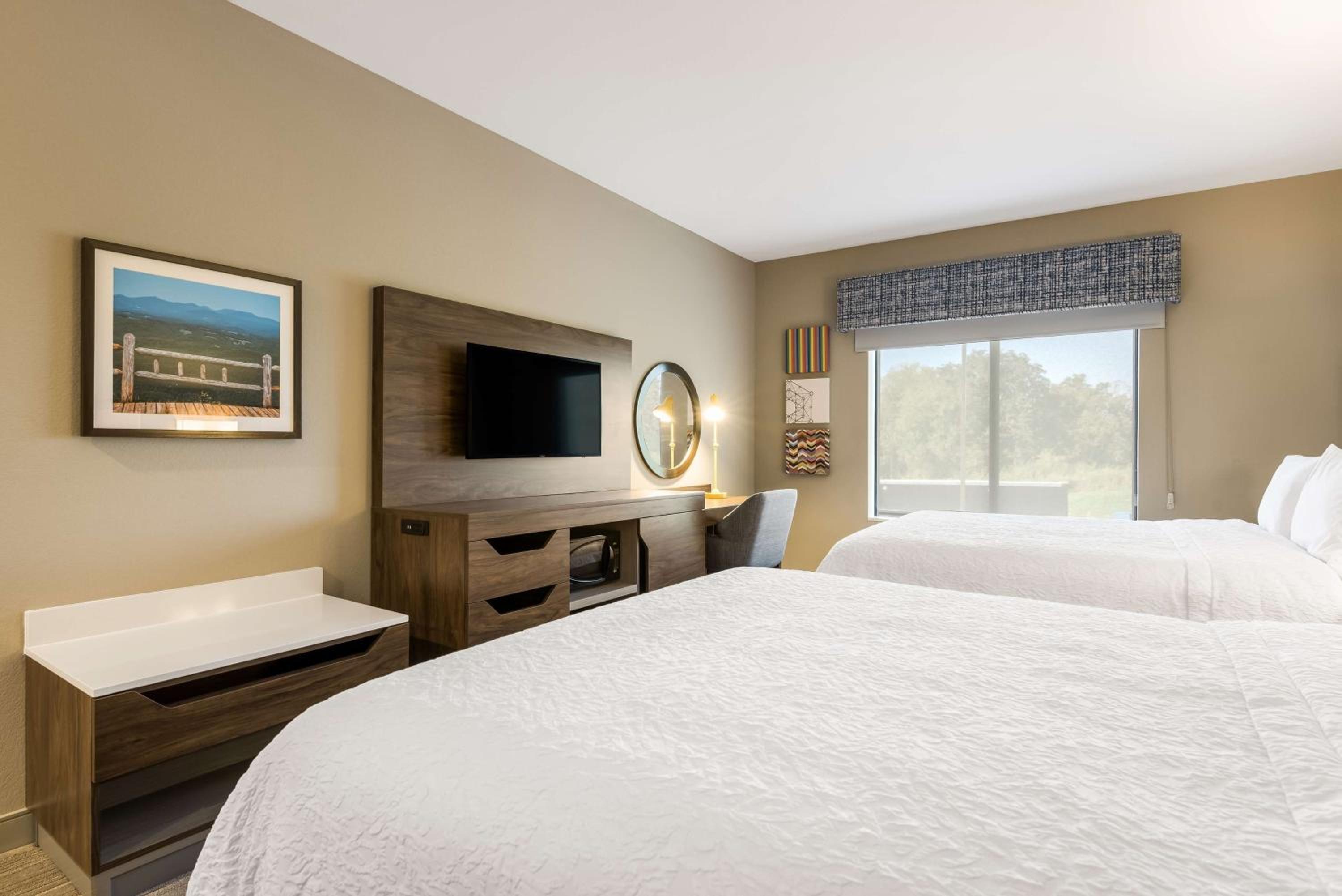 Queen Room with Two Queen Beds - Photo 3