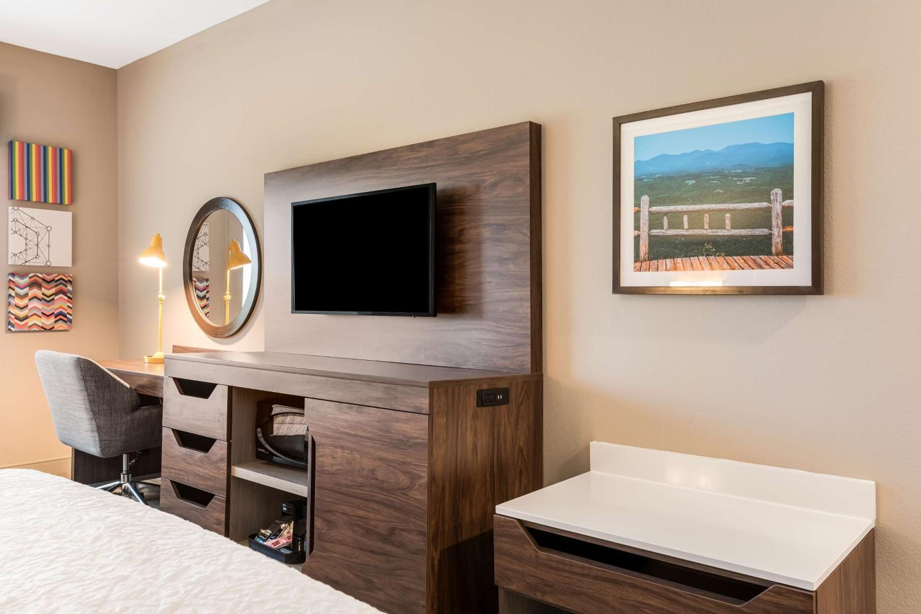 Queen Room with Two Queen Beds - Hearing Access/Non-Smoking - Photo 2