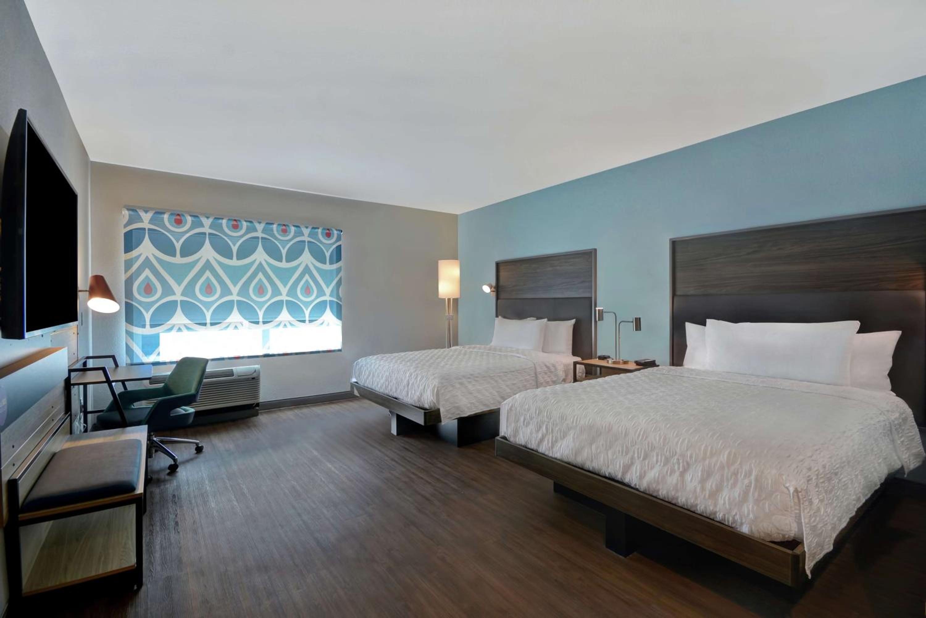 Queen Room with Two Queen Beds - Photo 3