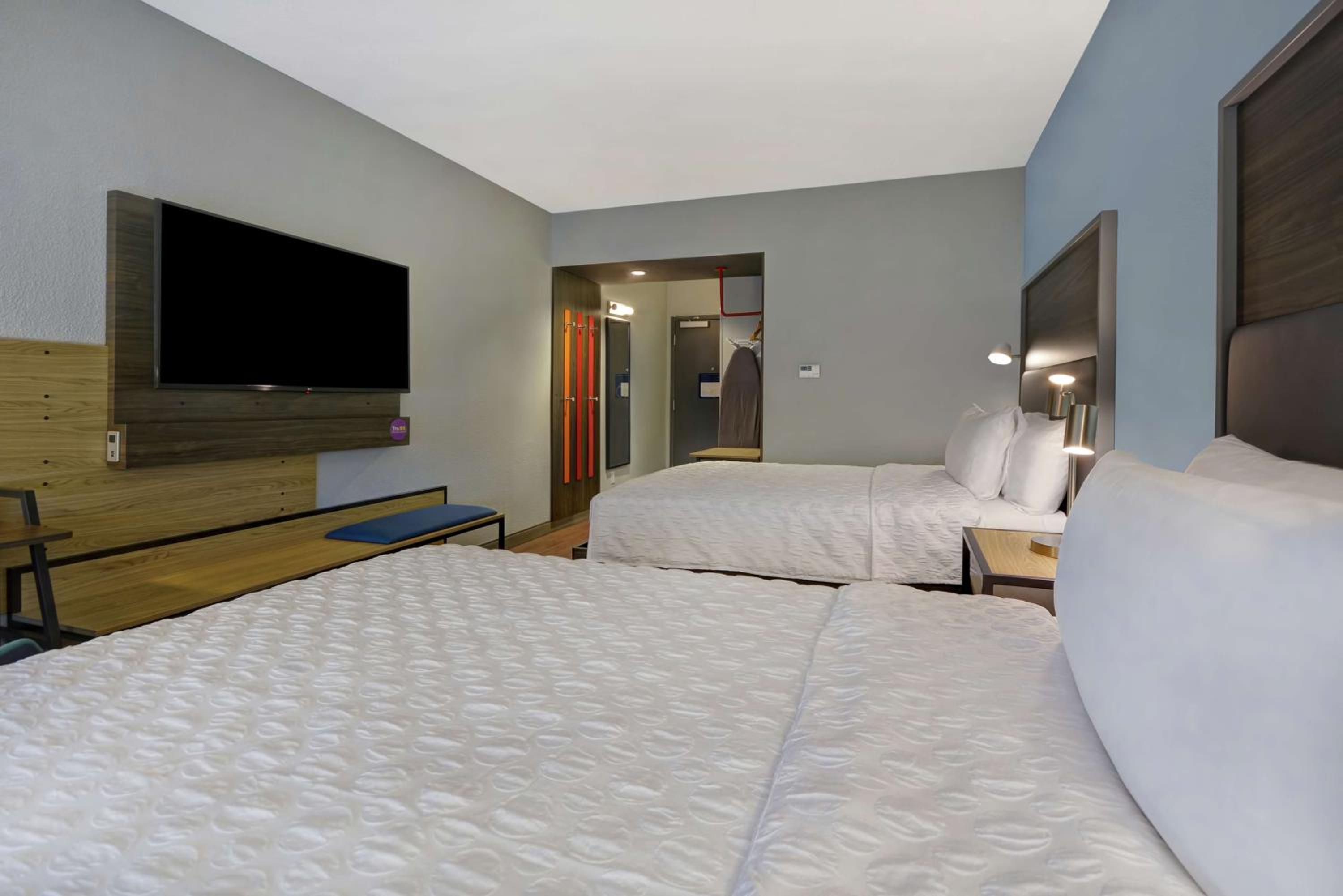 Queen Room with Two Queen Beds - Photo 2