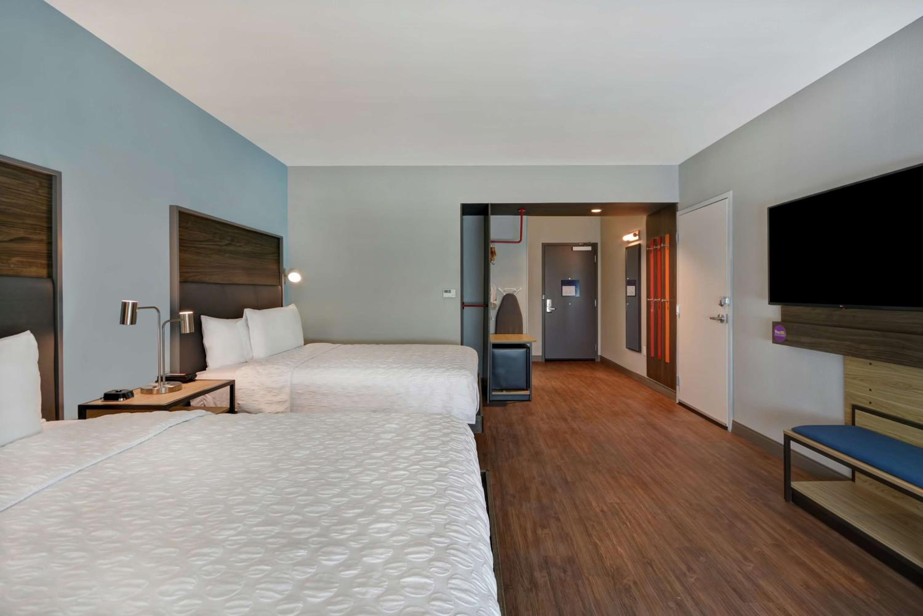 Queen Room with Two Queen Beds - Photo 4