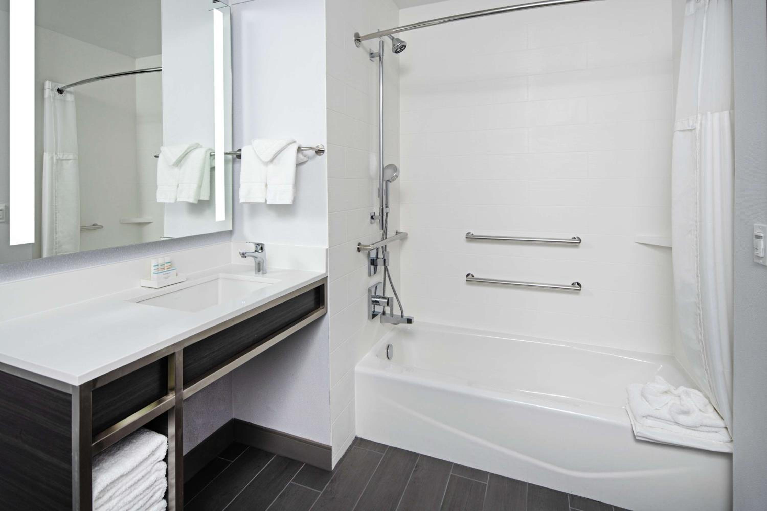 Queen Room with Two Queen Beds - Mobility Access - Photo 5