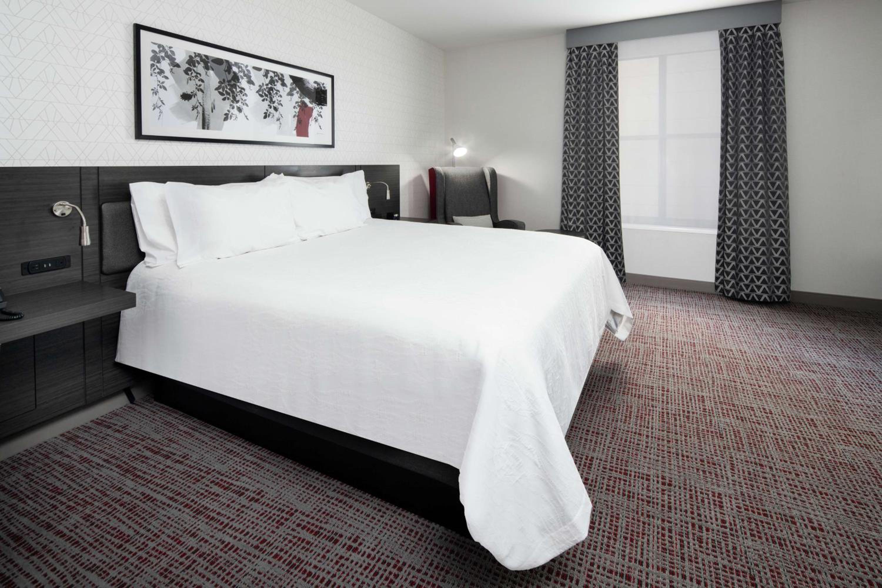 King Room with Accessible Tub - Mobility Access - Photo 3