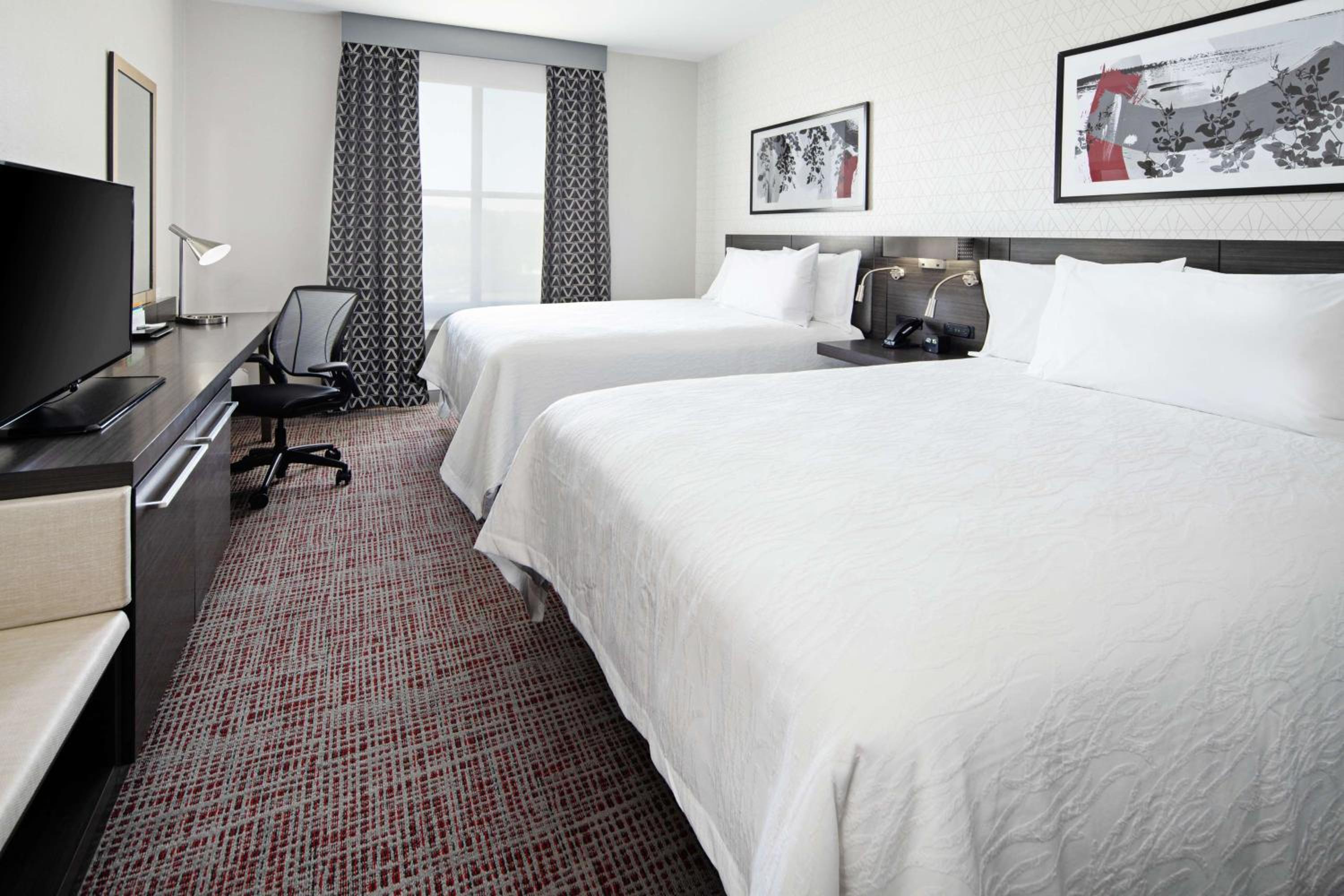 Queen Room with Two Queen Beds - Photo 4
