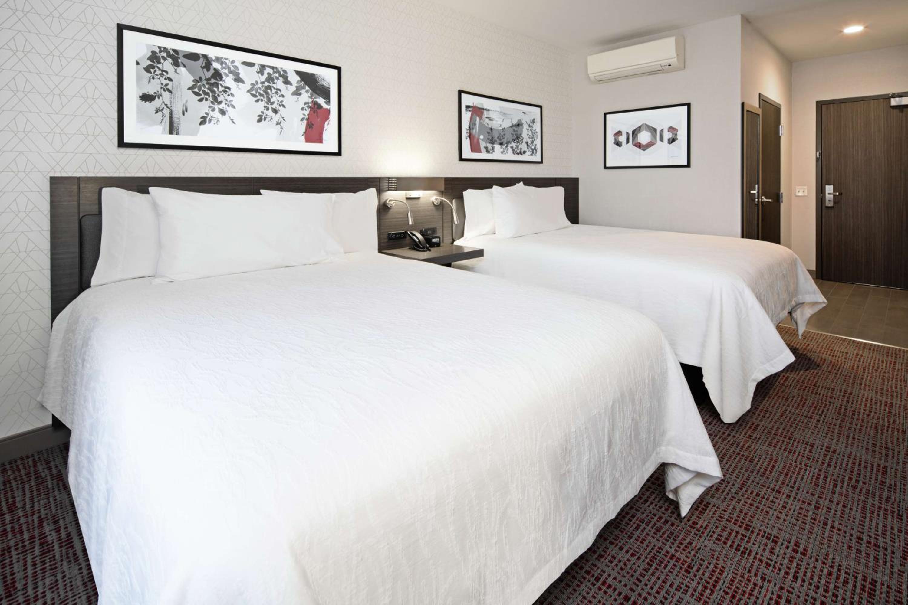 Queen Room with Two Queen Beds - Photo 5