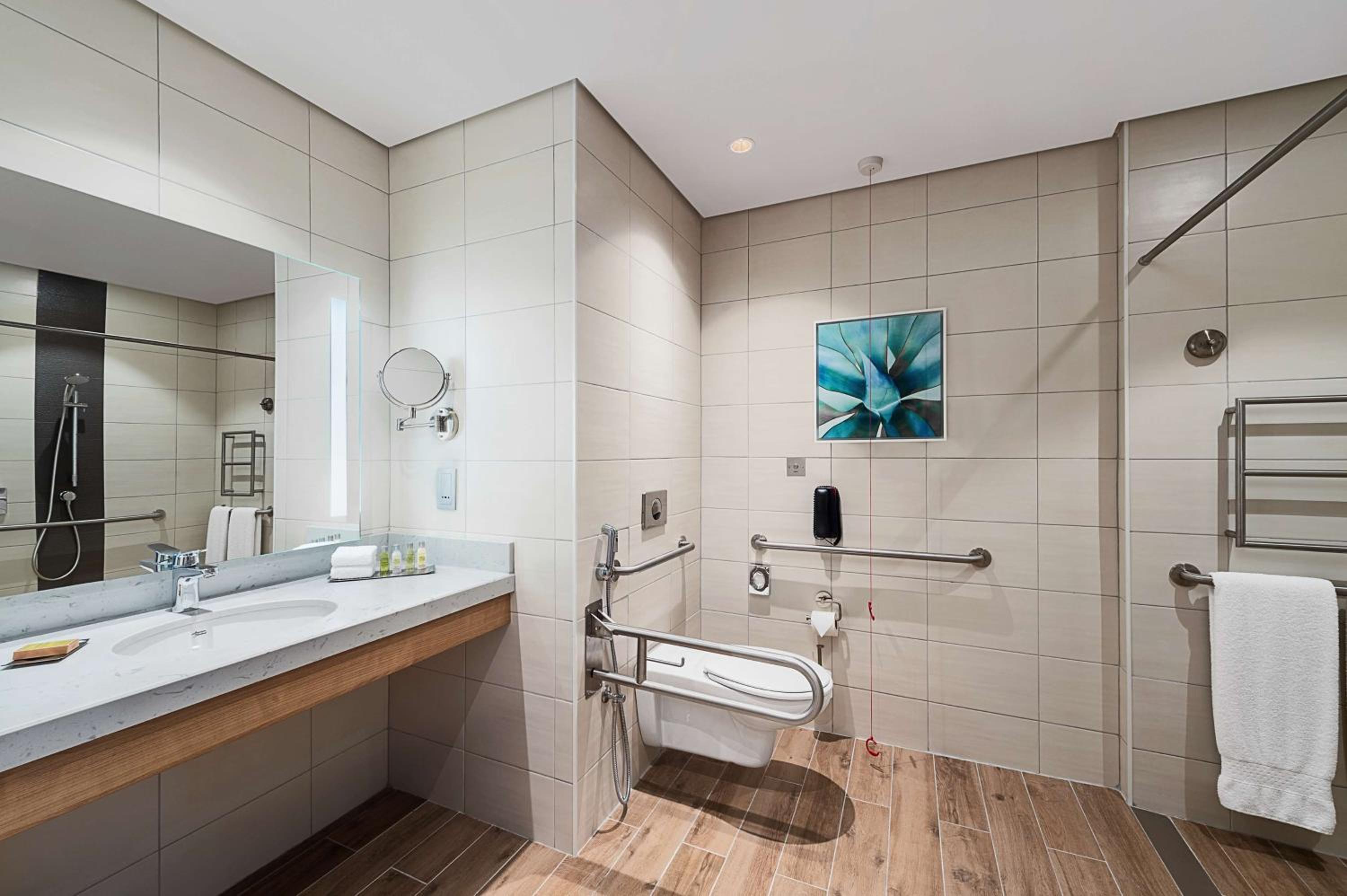King Room - Mobility Accessible  - Photo 3