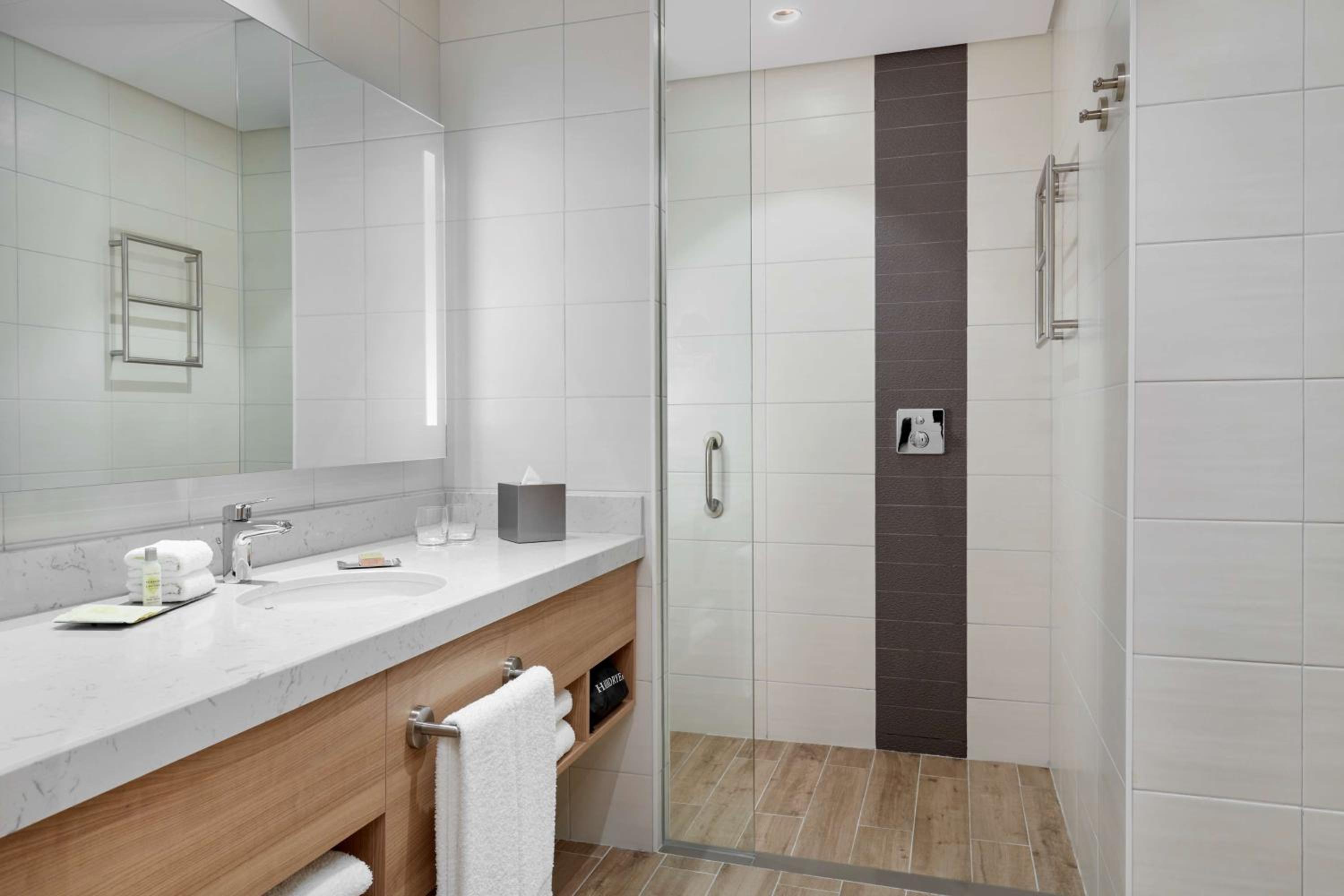 One-Bedroom King Suite - Photo 7