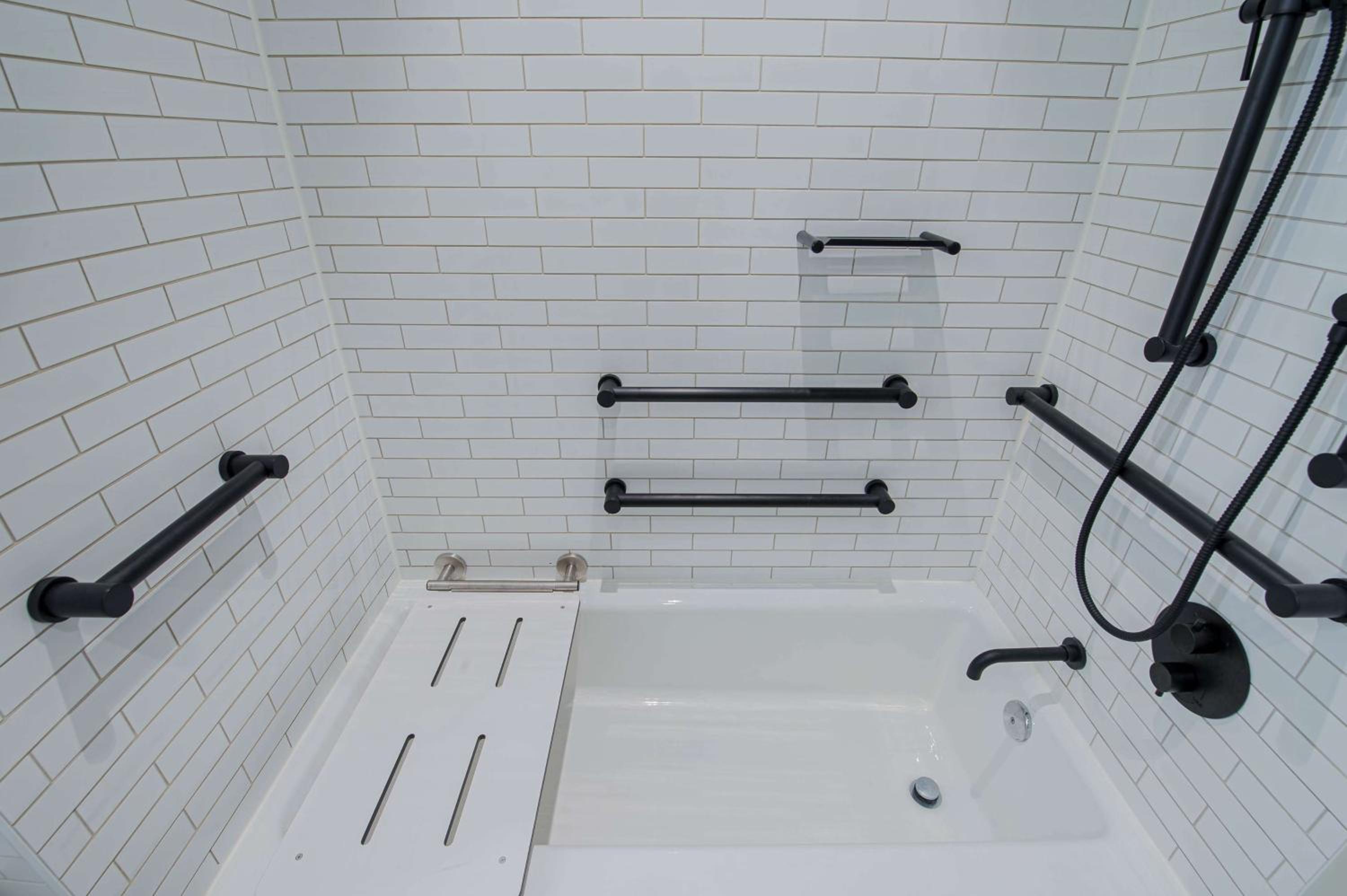 King Room with Tub - Mobility and Hearing Access - Photo 4