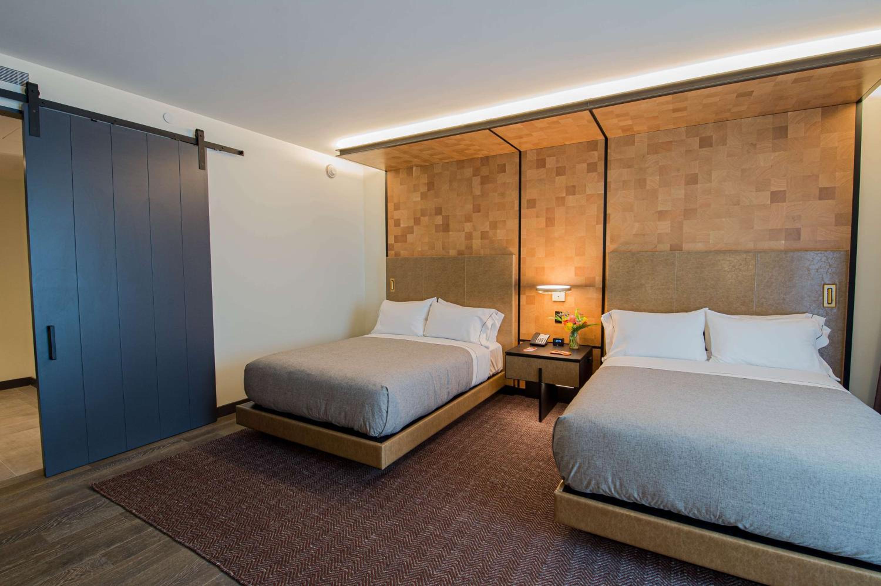 Deluxe Queen Room with Two Queen Beds - Photo 6