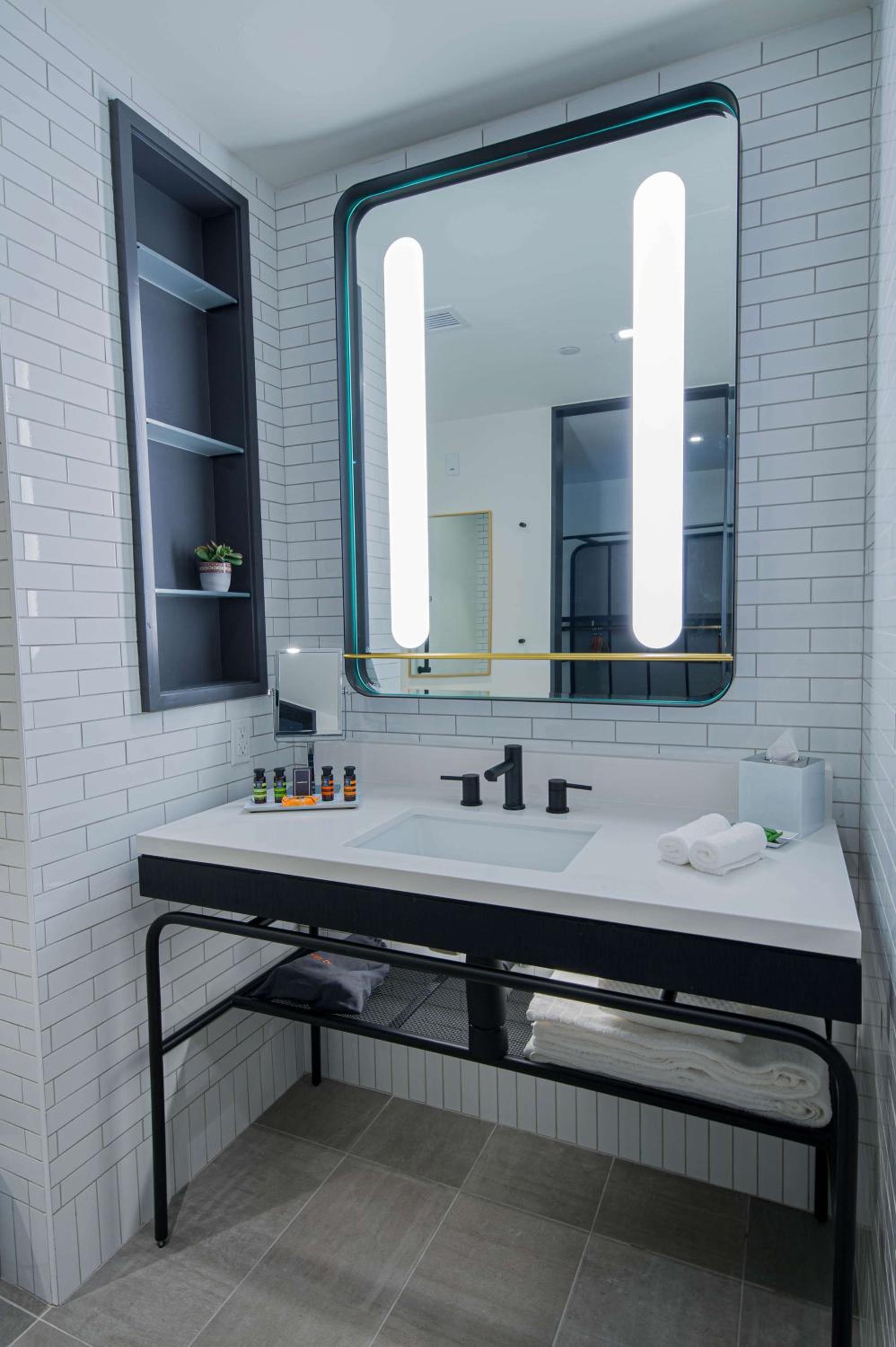 King Room with Tub - Mobility and Hearing Access - Photo 3