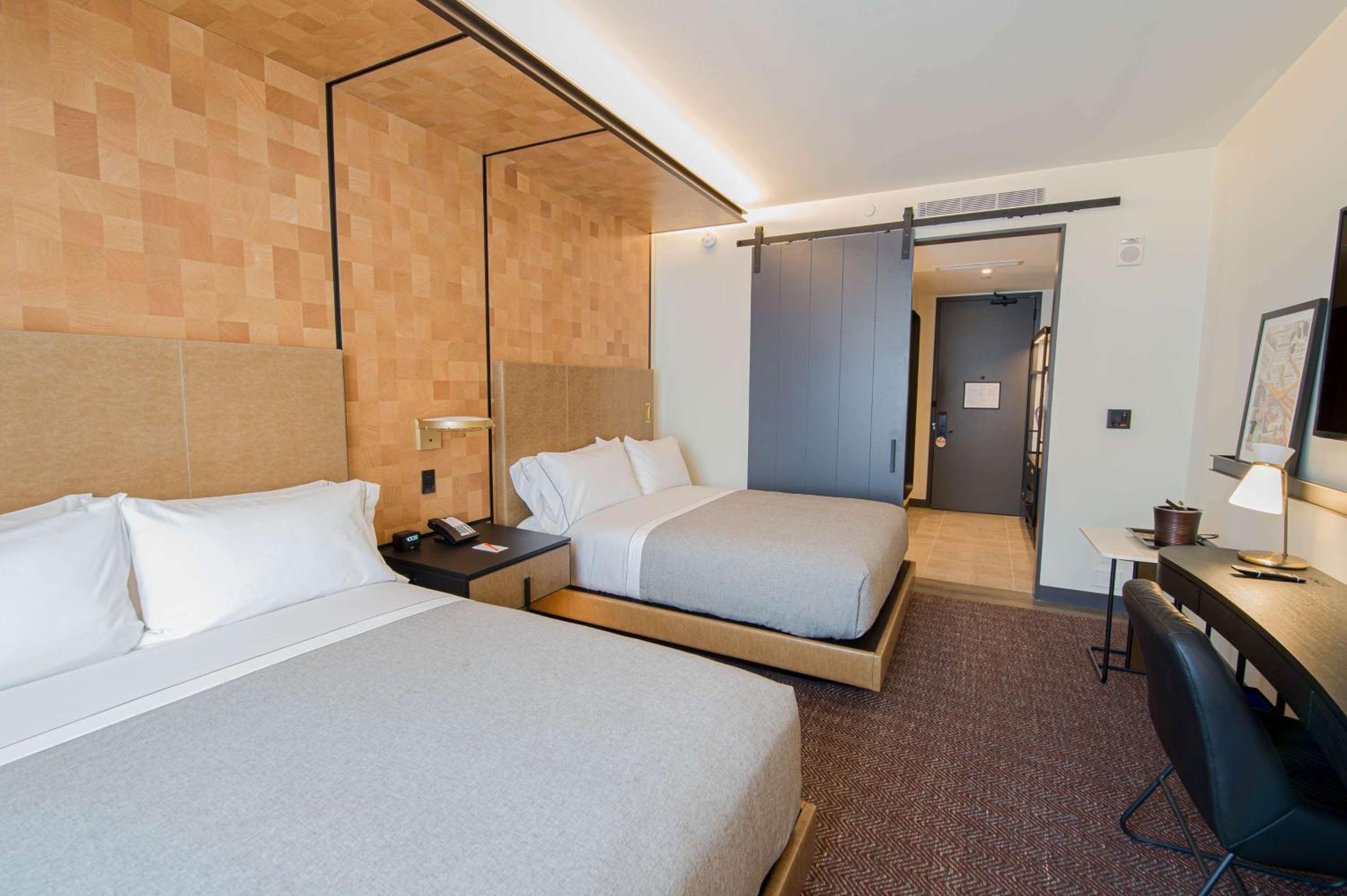 Queen Room with Two Queen Beds - Photo 4