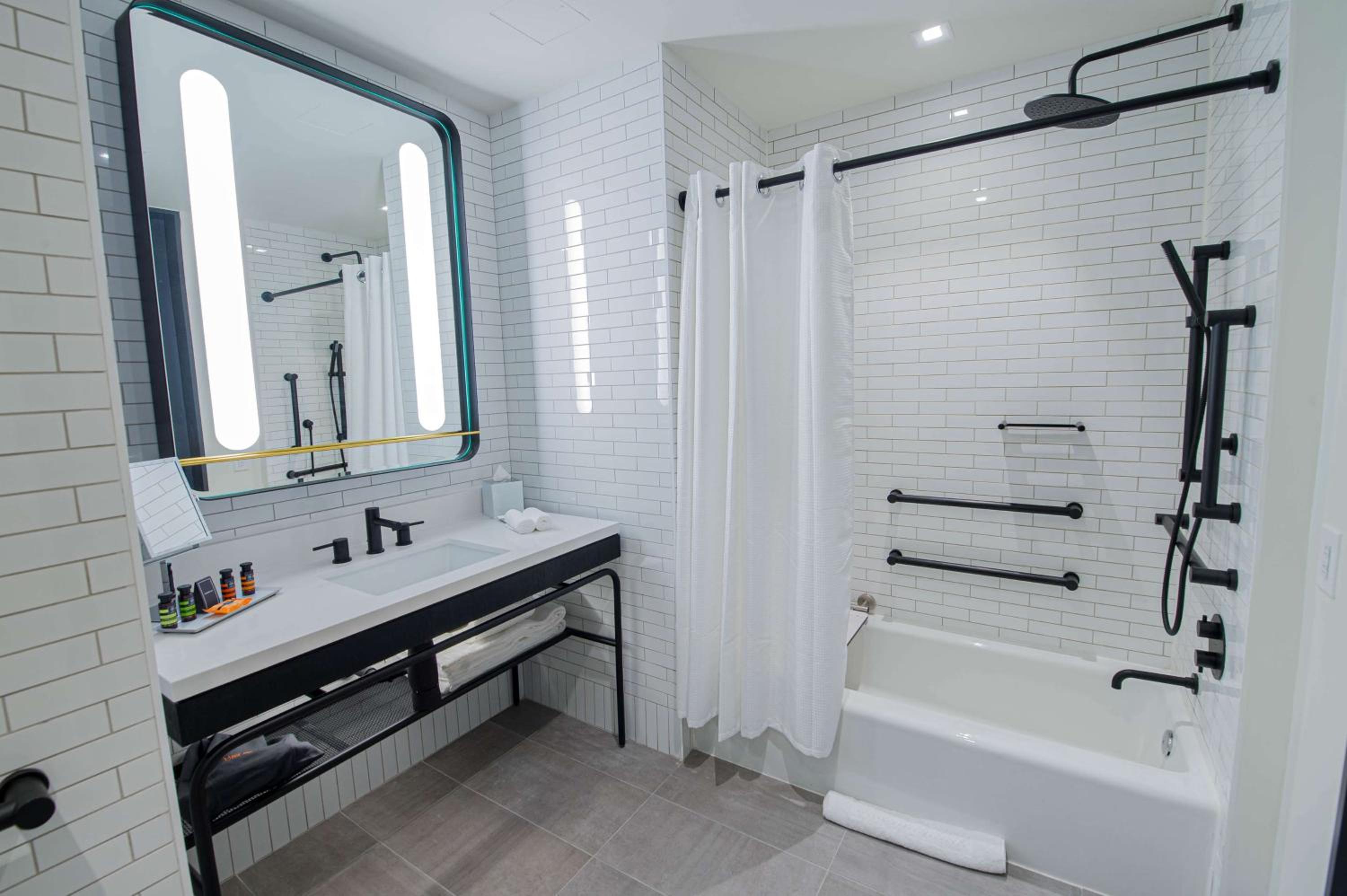 King Room with Tub - Mobility and Hearing Access - Photo 2