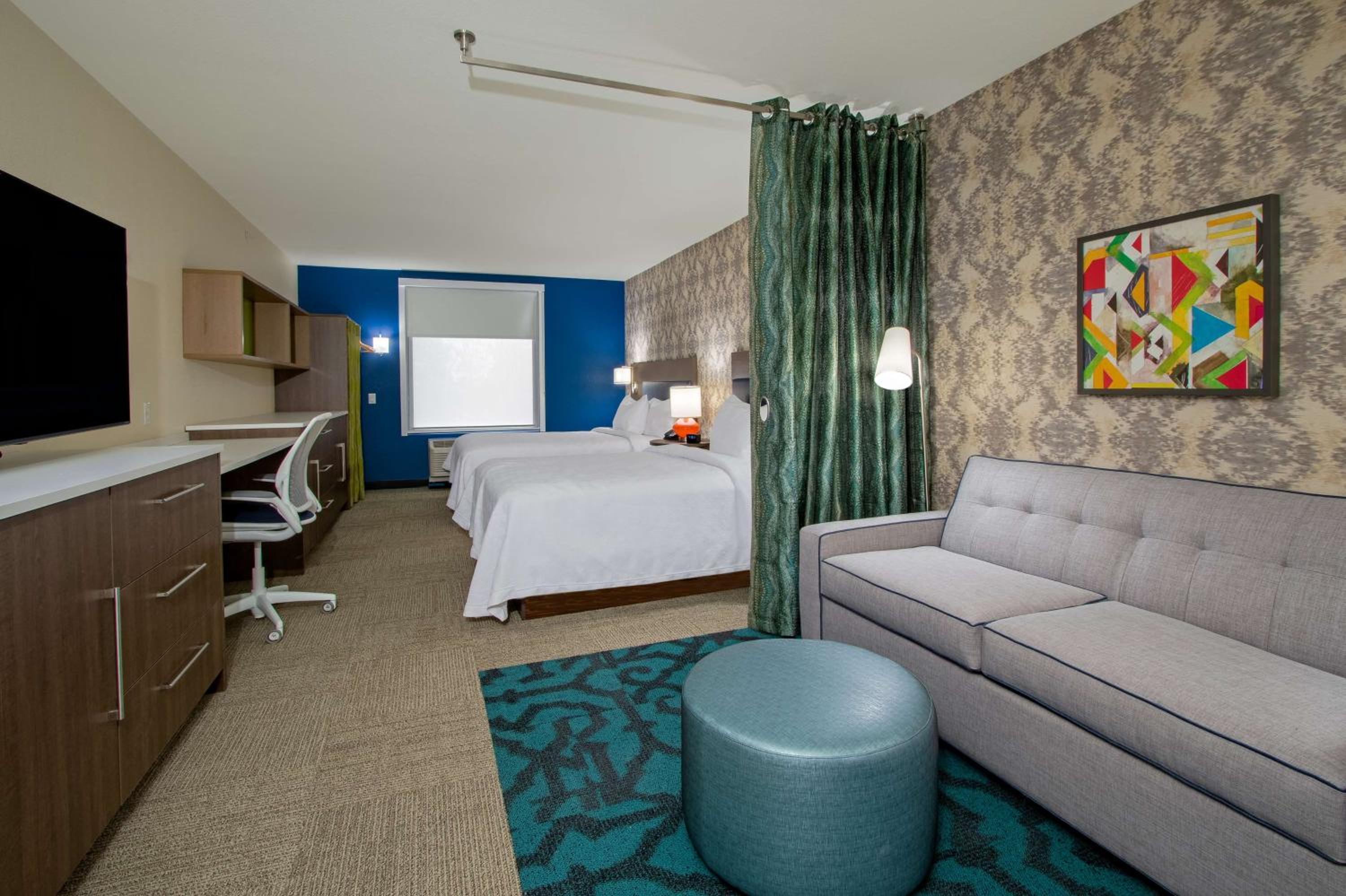 Queen Studio with Two Queen Beds - Non-Smoking photo 3