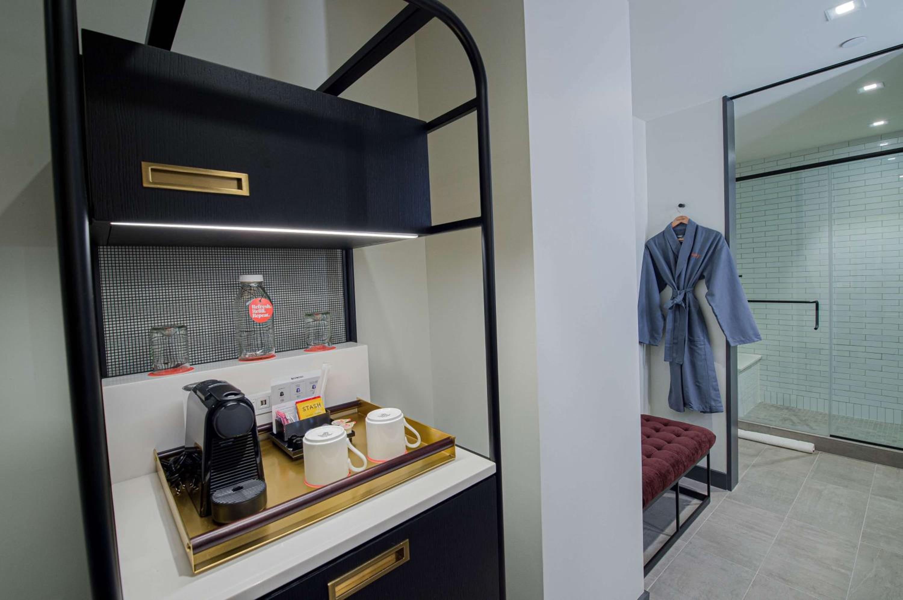 Deluxe King Room - Photo 3