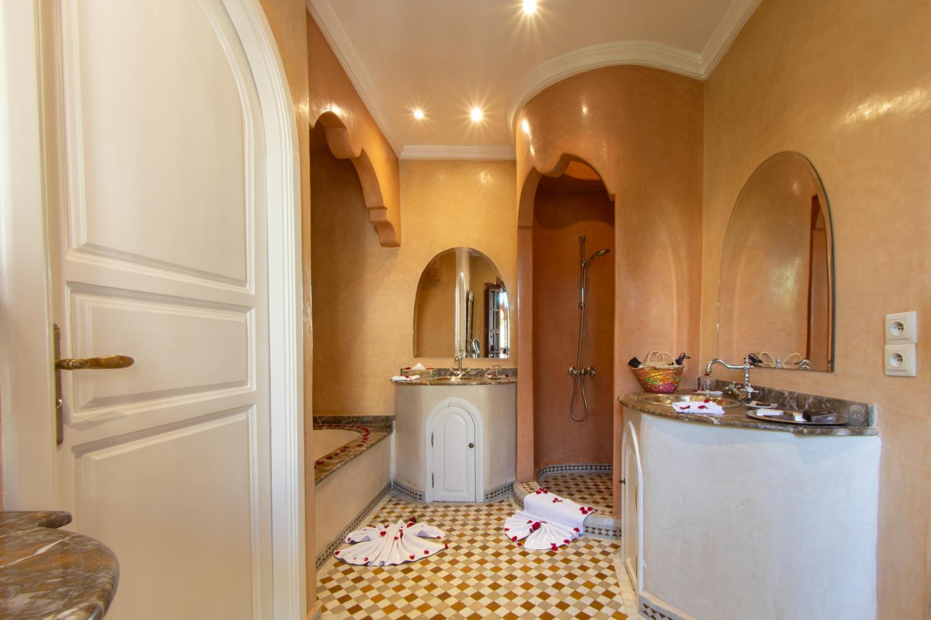 Deluxe Suite - Photo 13