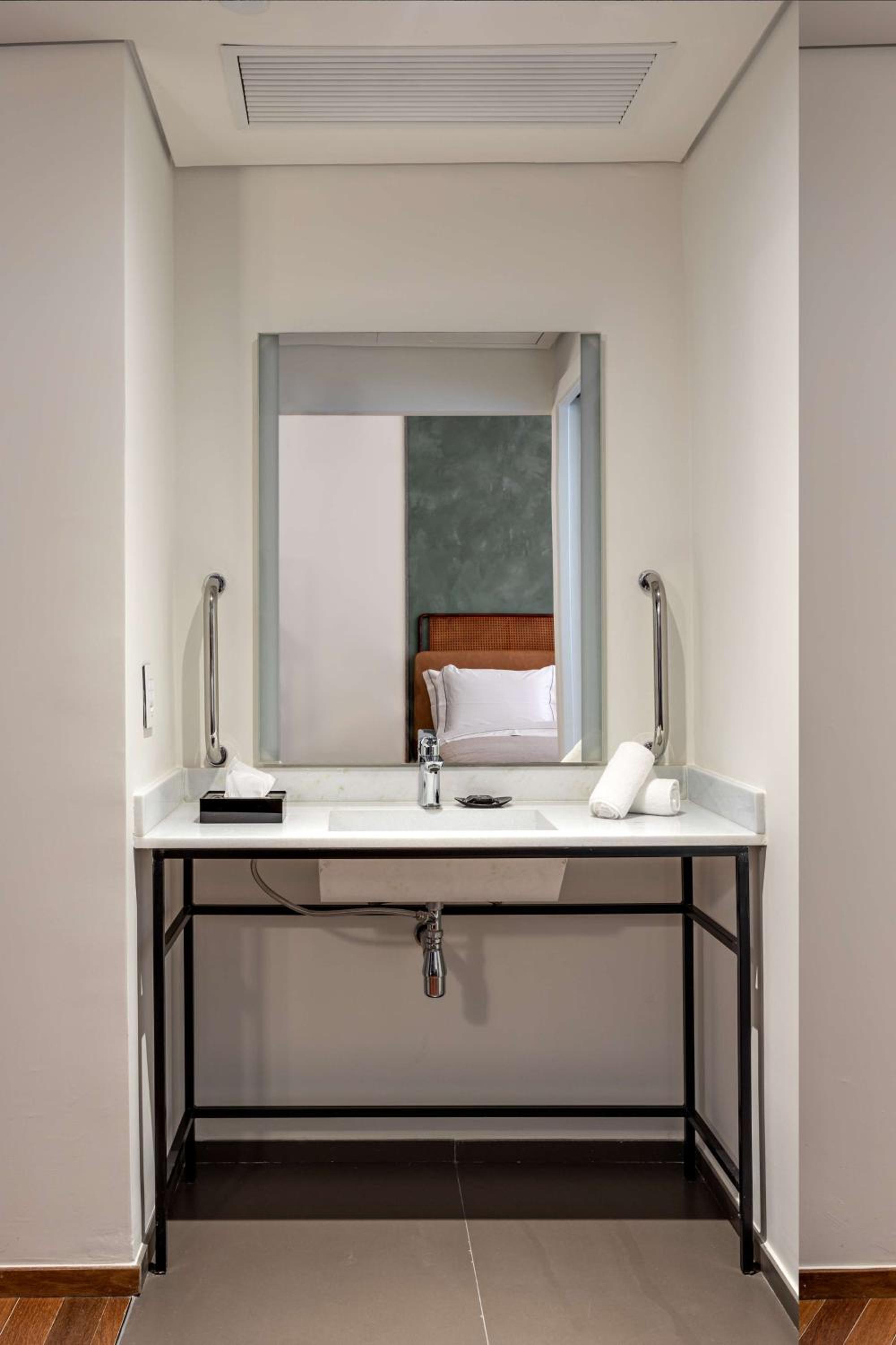Standard King Room - Photo 9