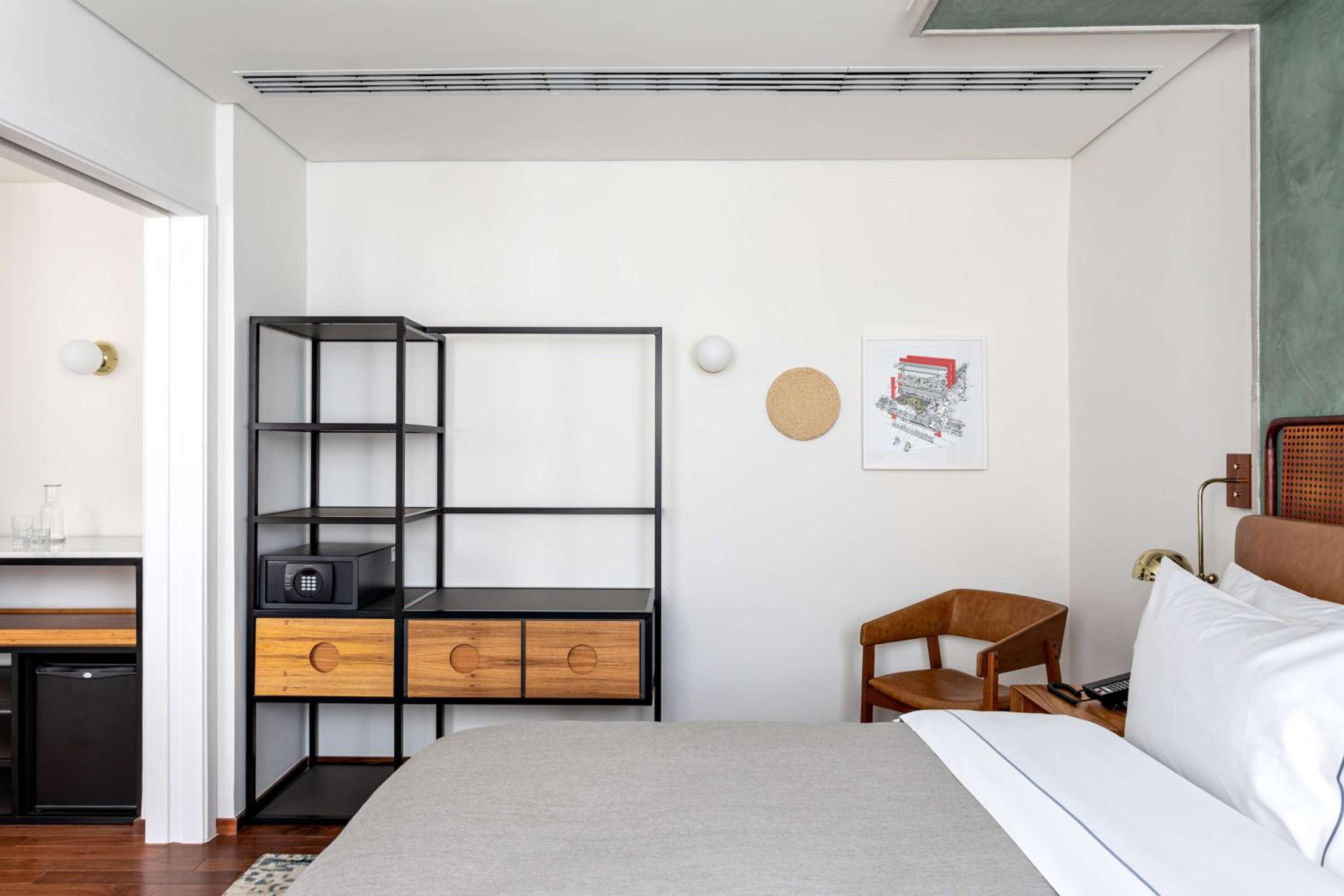 Premium King Room - Photo 8