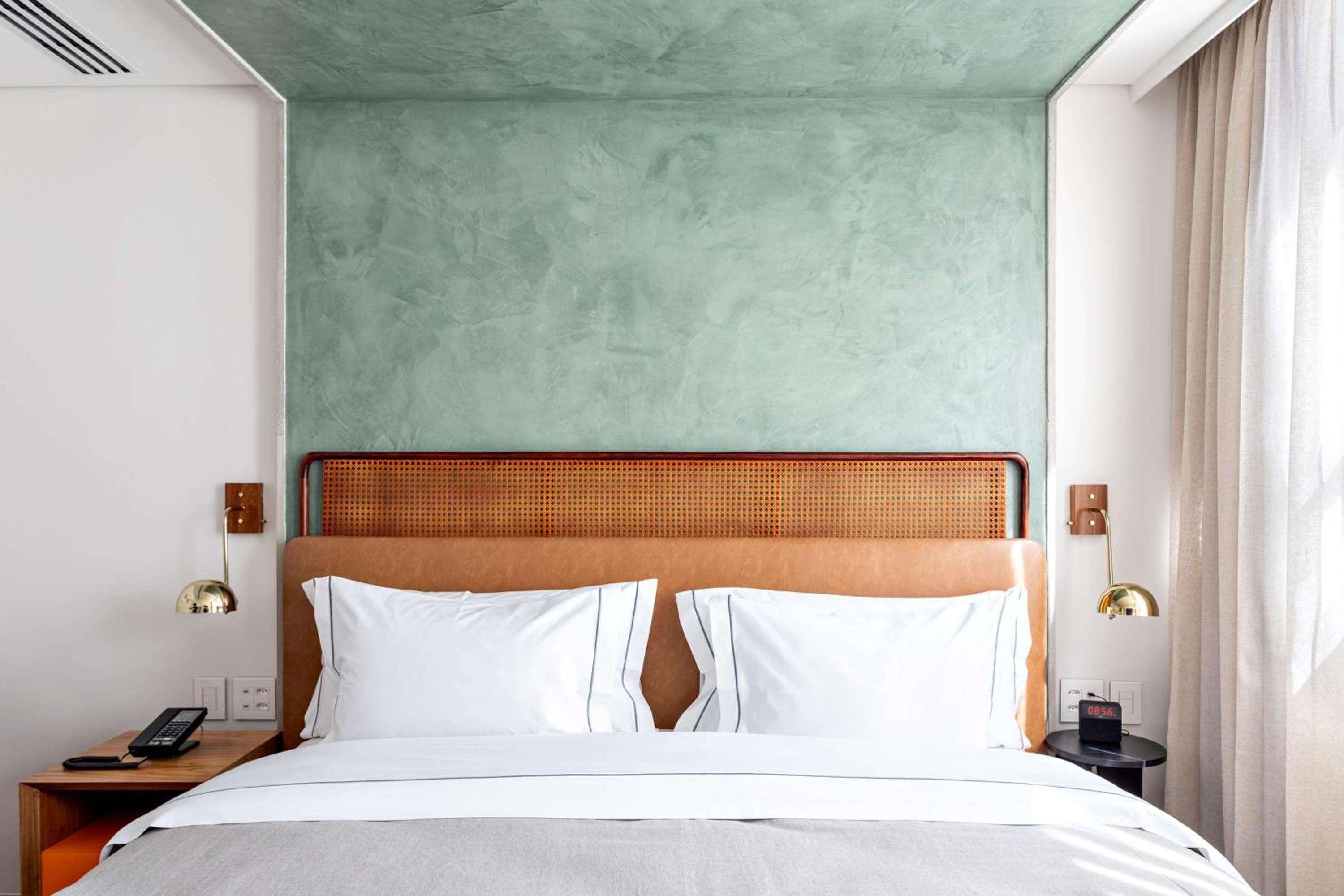 Premium King Room - Photo 12