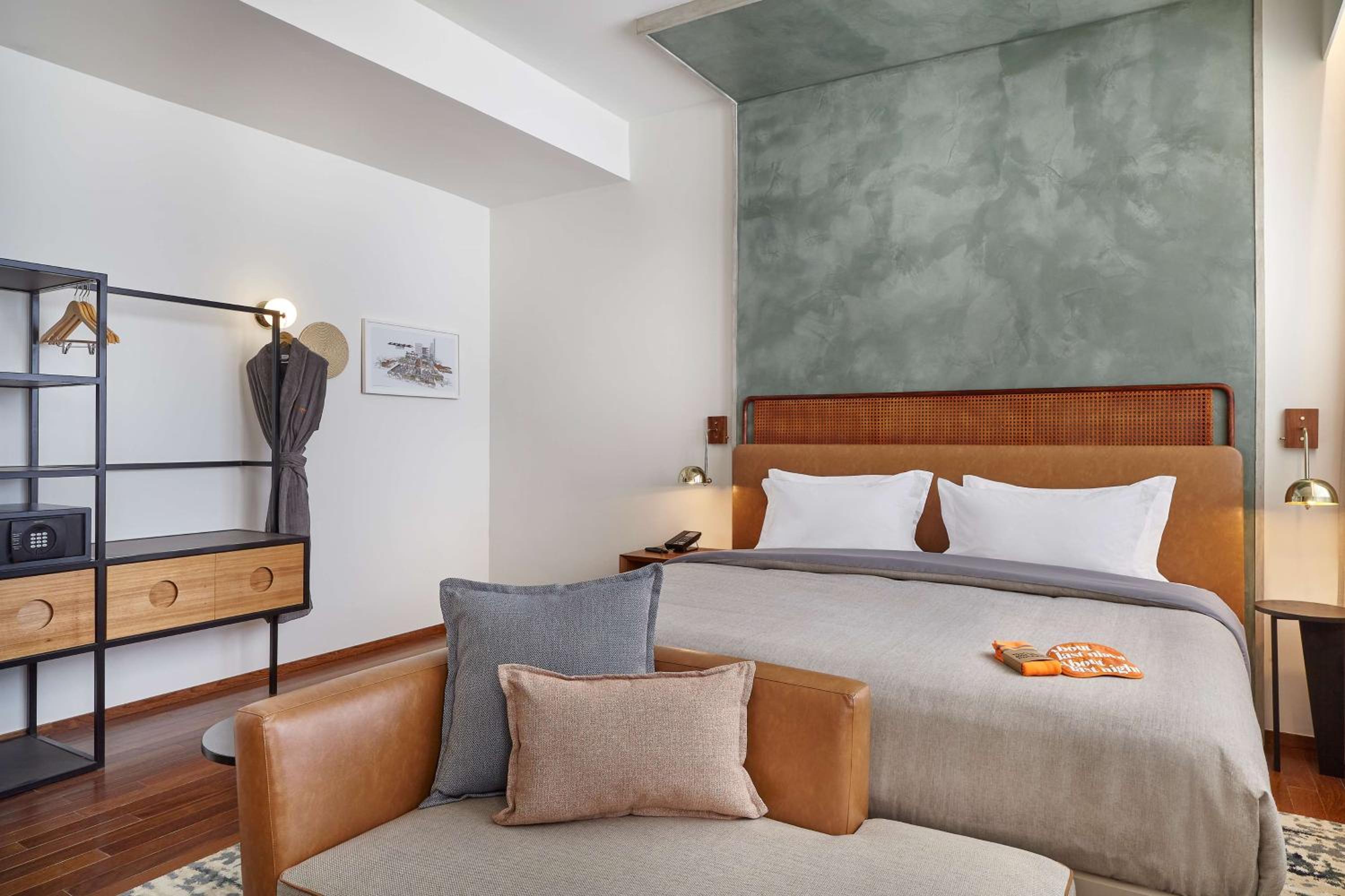 Premium King Room - Photo 9