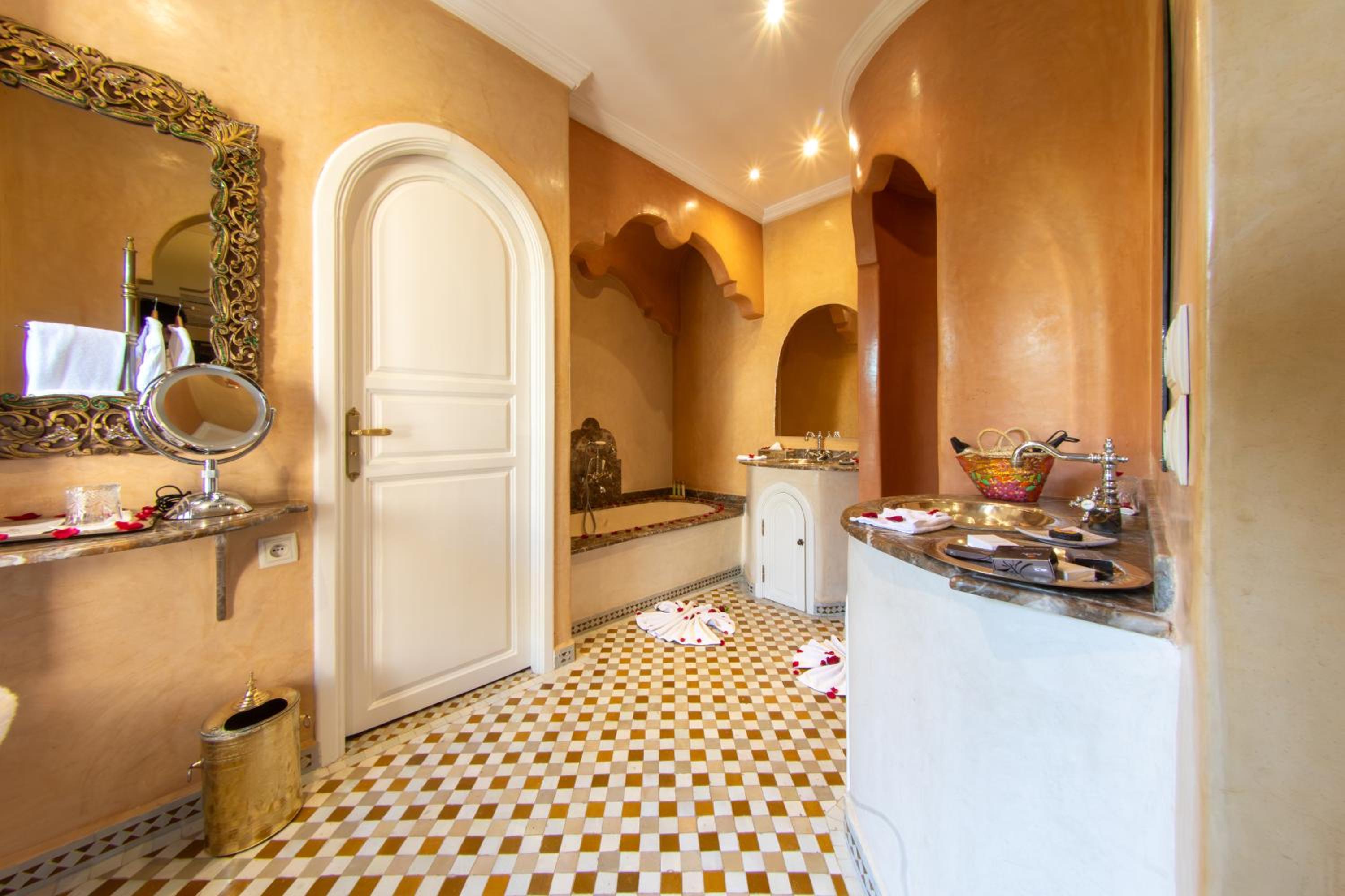 Deluxe Suite - Photo 8