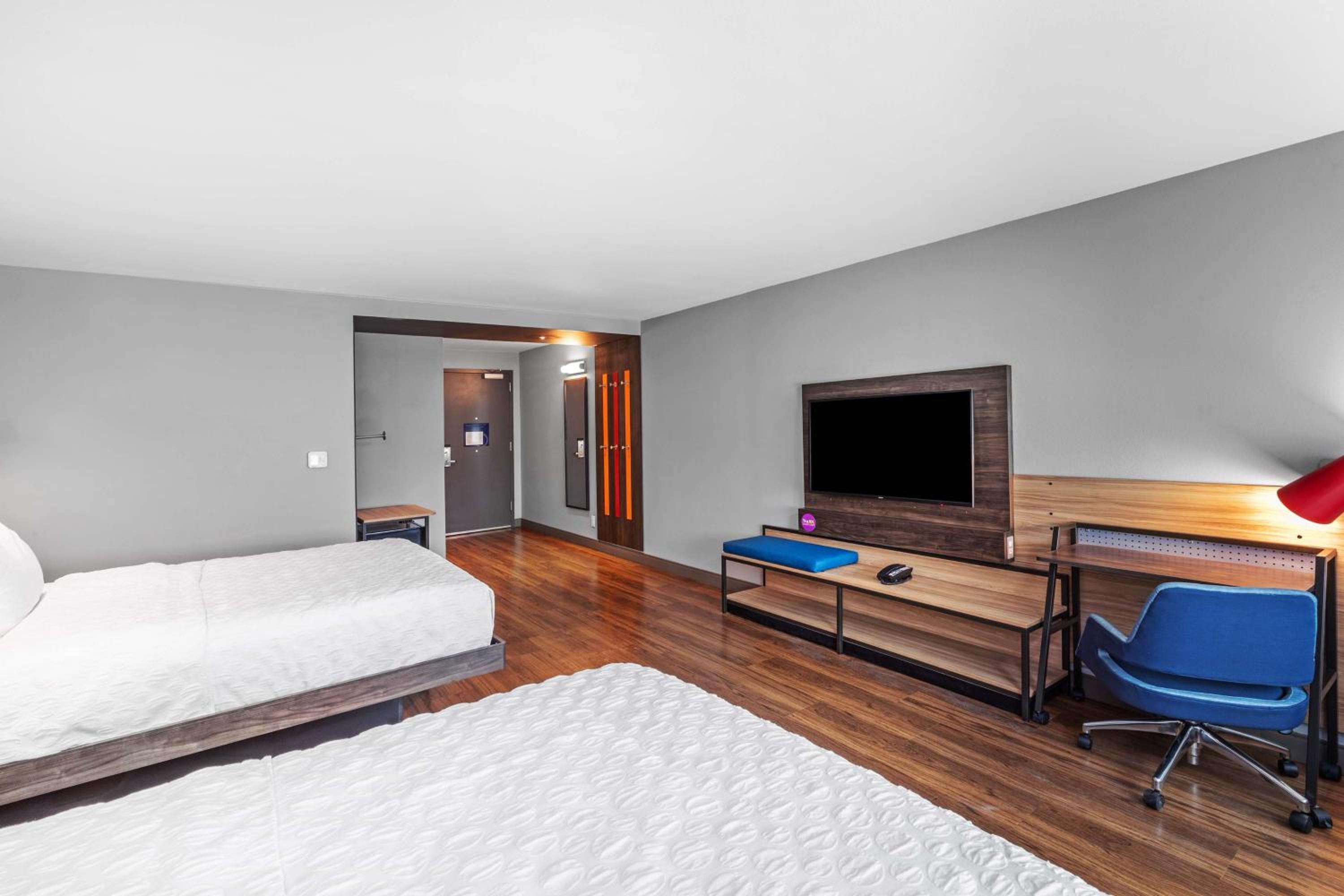 Queen Room with Two Queen Beds and Roll-In Shower - Mobility Access - Photo 1
