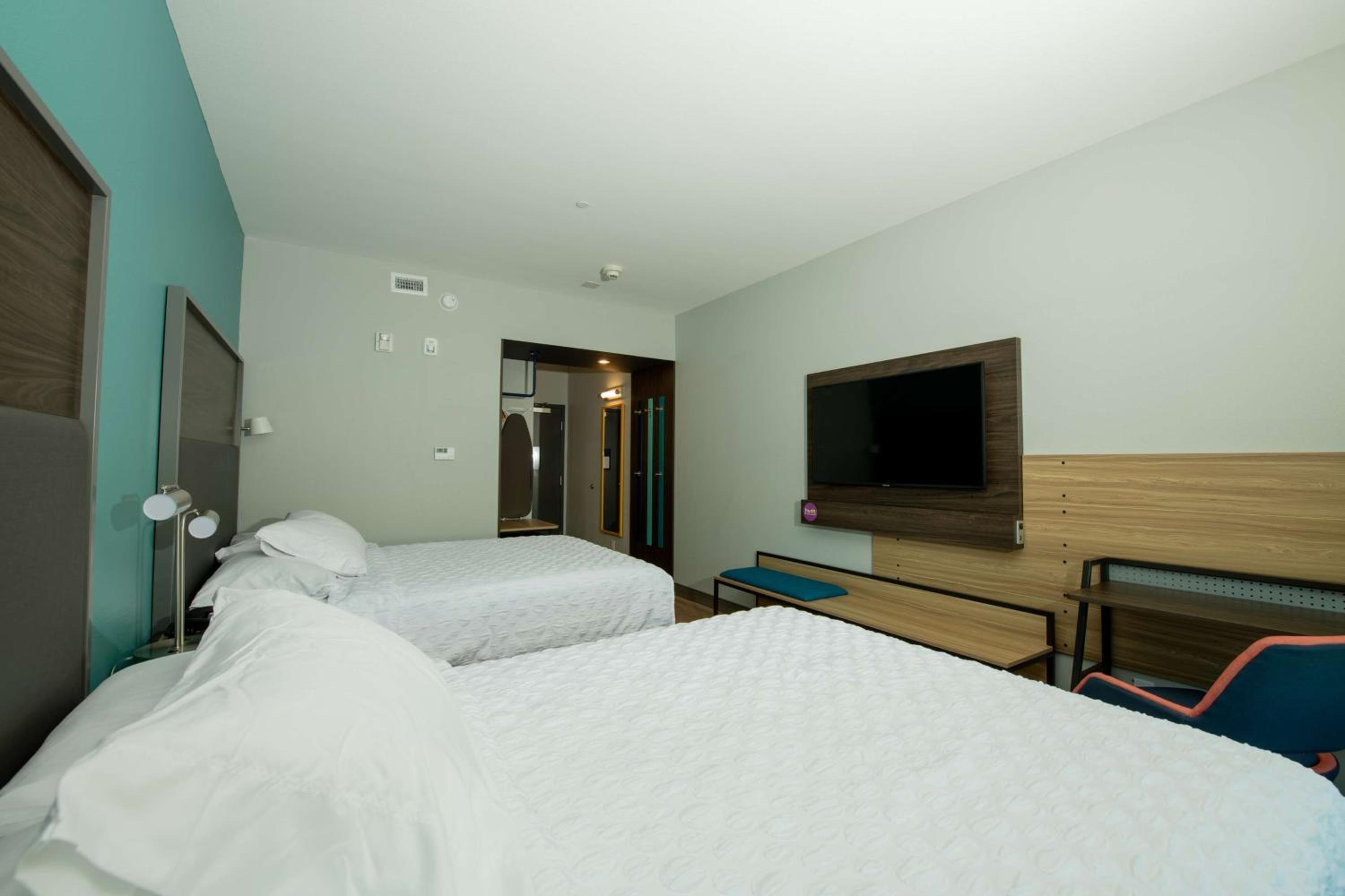 Queen Room with Two Queen Beds - Photo 1