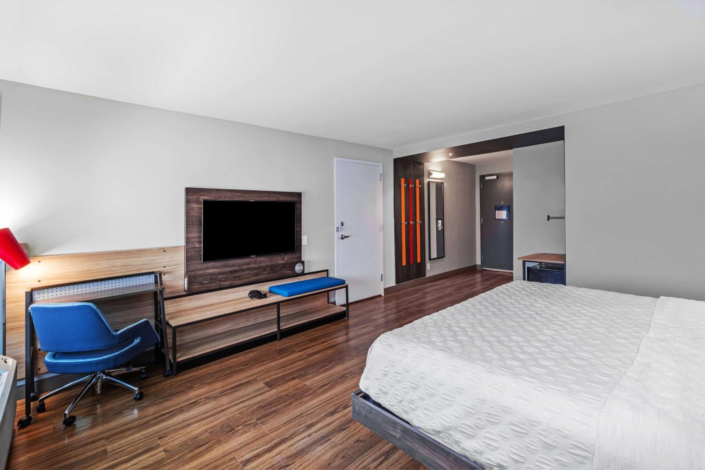 King Room with Roll-In Shower - Mobility Access - Photo 1