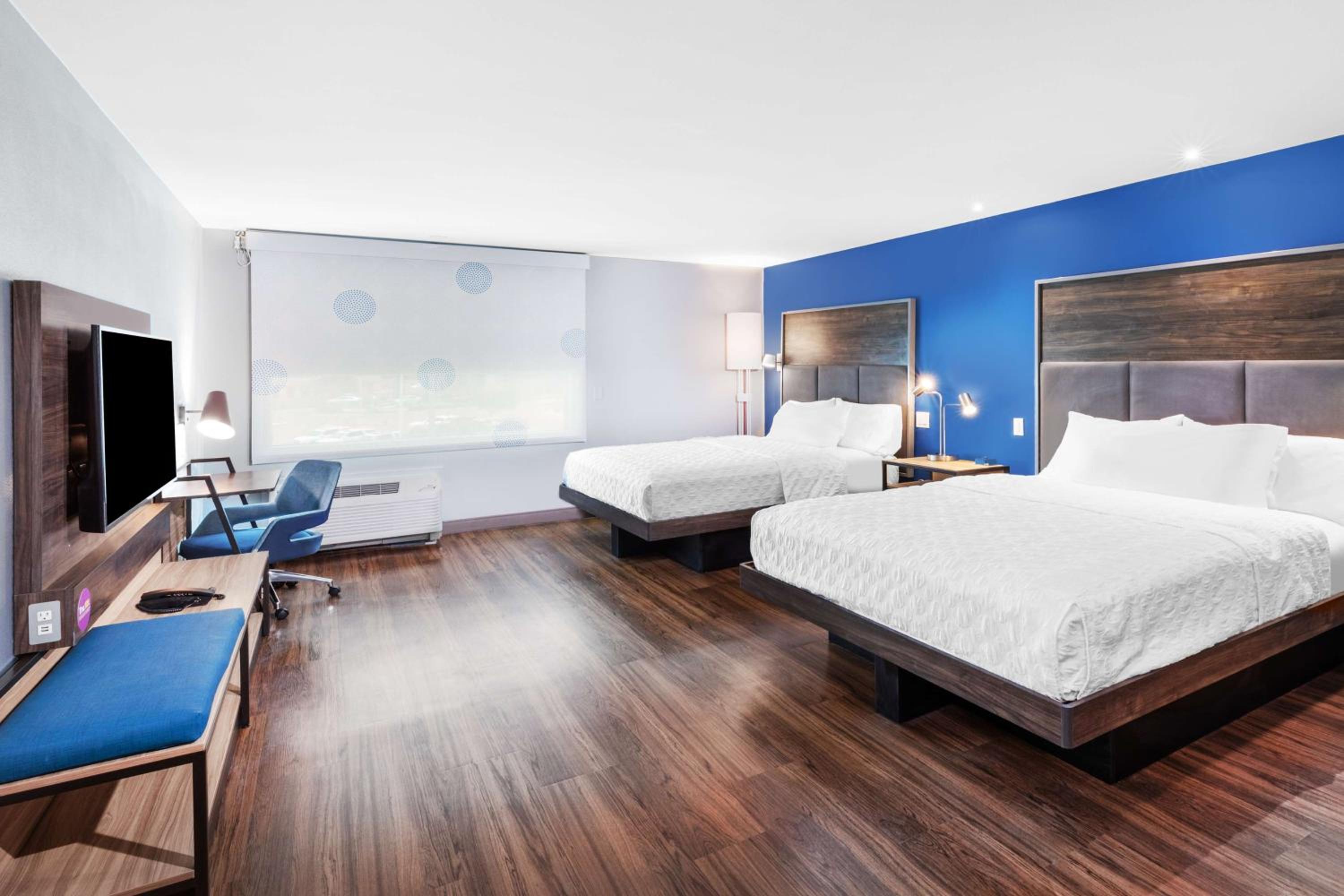 Queen Room with Two Queen Beds and Roll-In Shower - Mobility Access - Photo 2