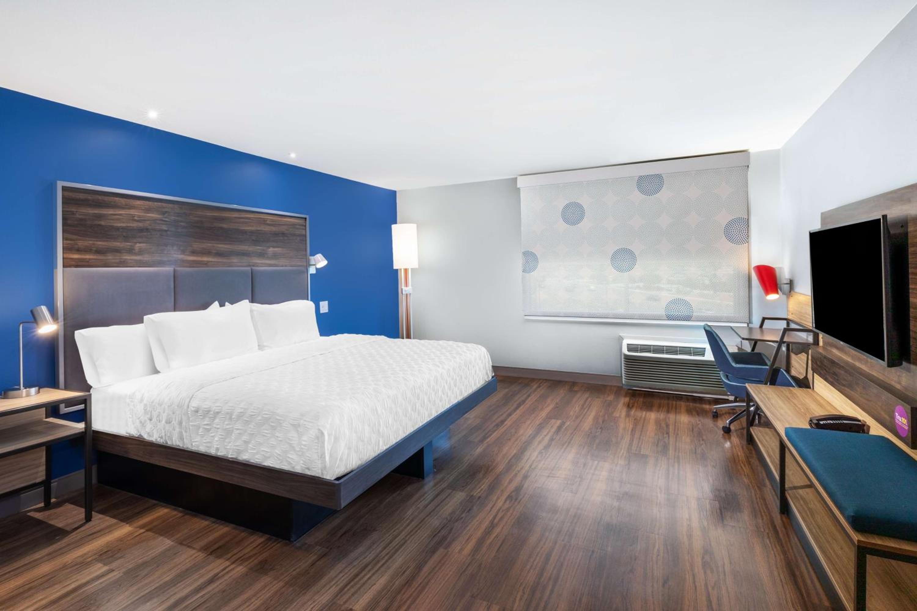 King Room with Roll-In Shower - Mobility Access - Photo 2