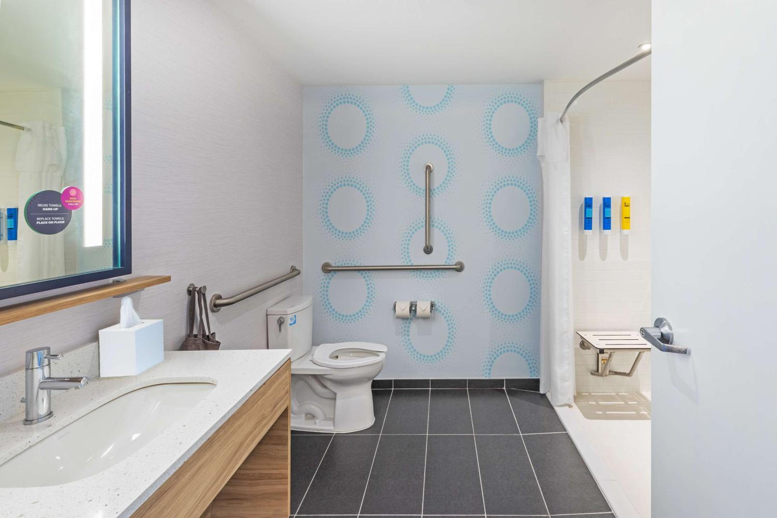 King Room with Roll-In Shower - Mobility Access - Photo 3