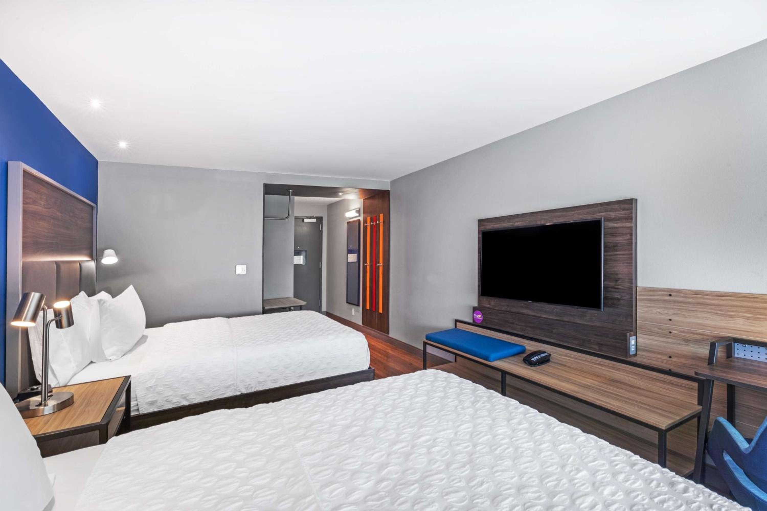 Queen Room with Two Queen Beds - Photo 3