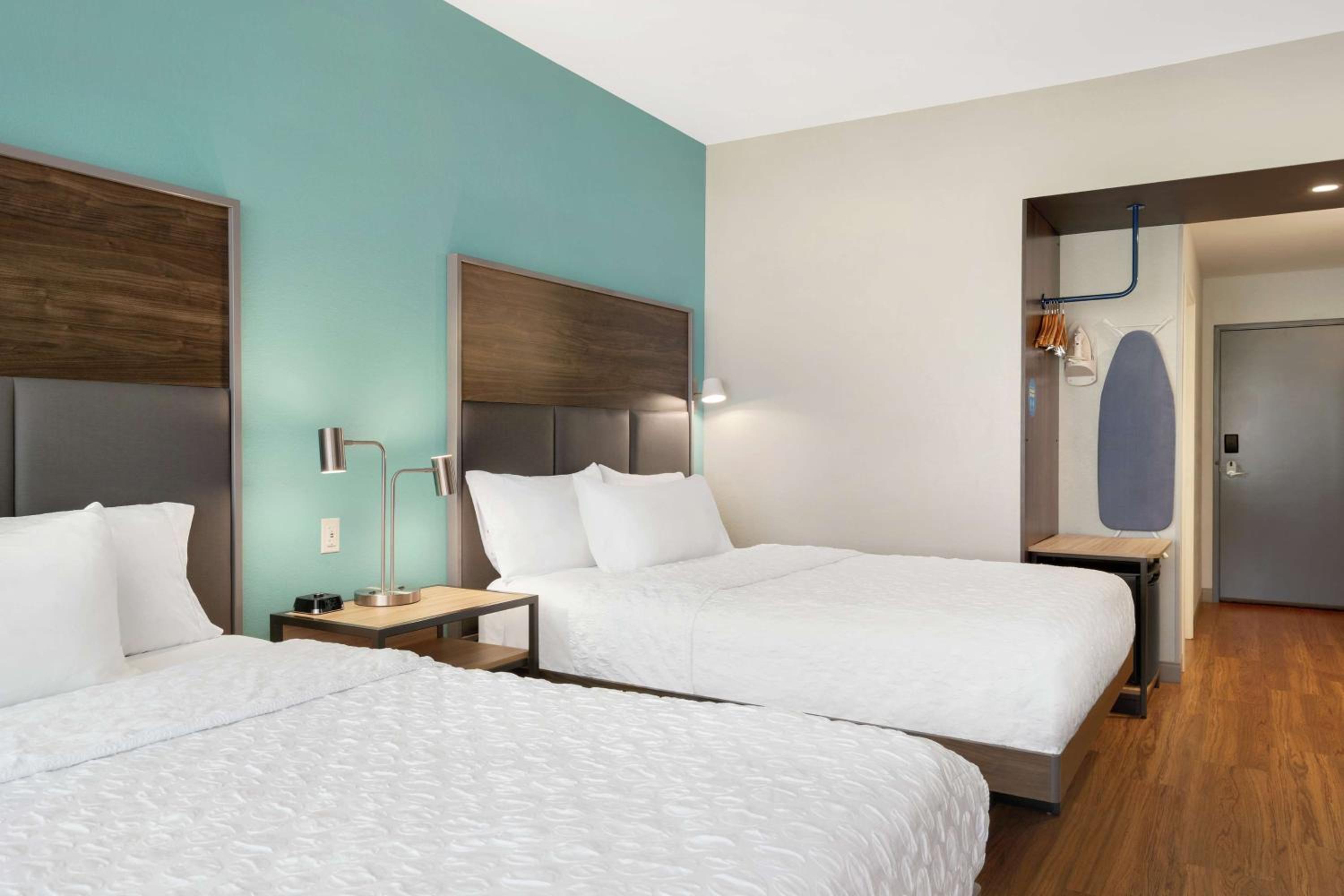 Queen Room with Two Queen Beds - Photo 6