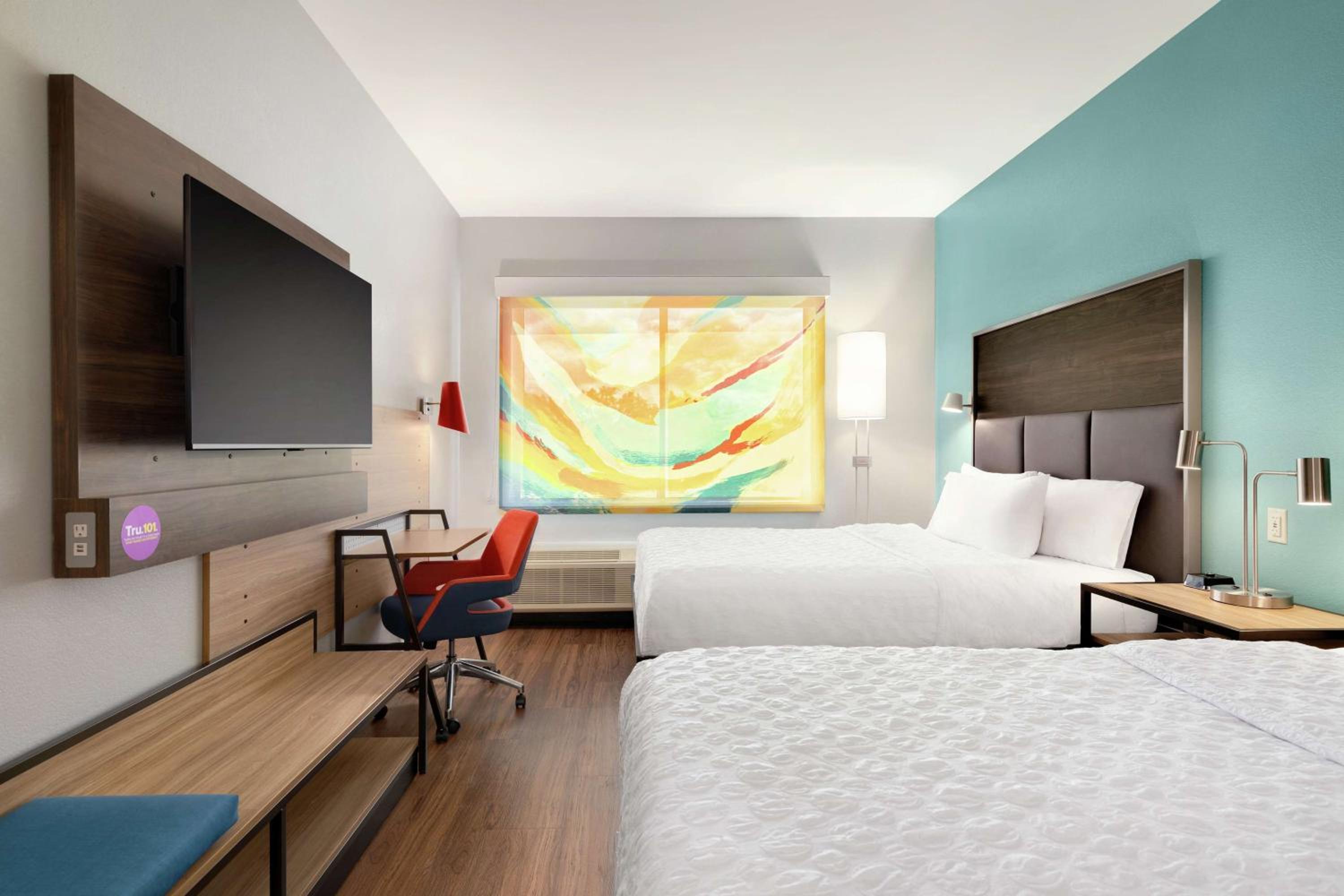 Queen Room with Two Queen Beds - Photo 5