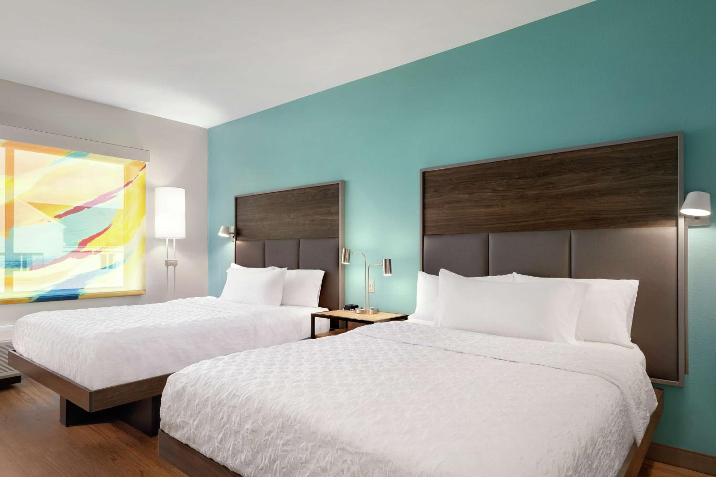 Queen Room with Two Queen Beds - Photo 4