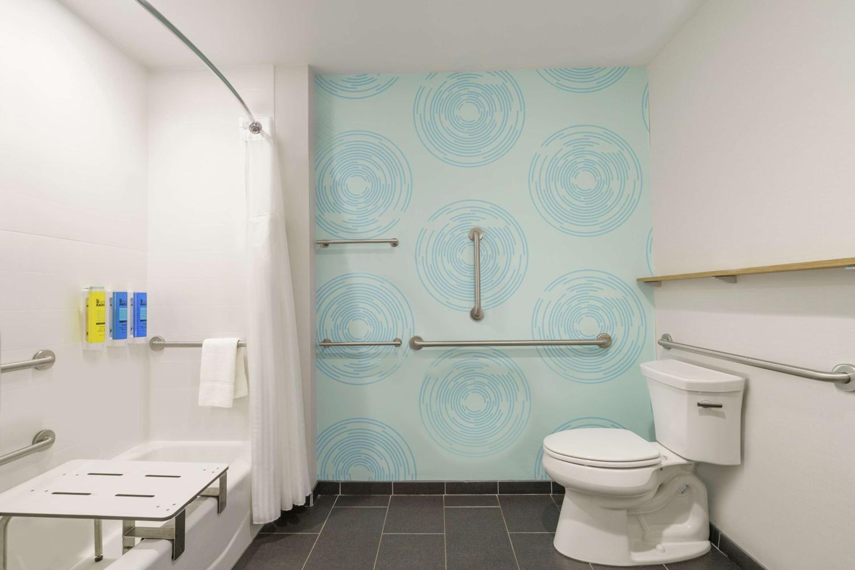 King Room with Bath Tub - Mobility and Hearing Access - Photo 3