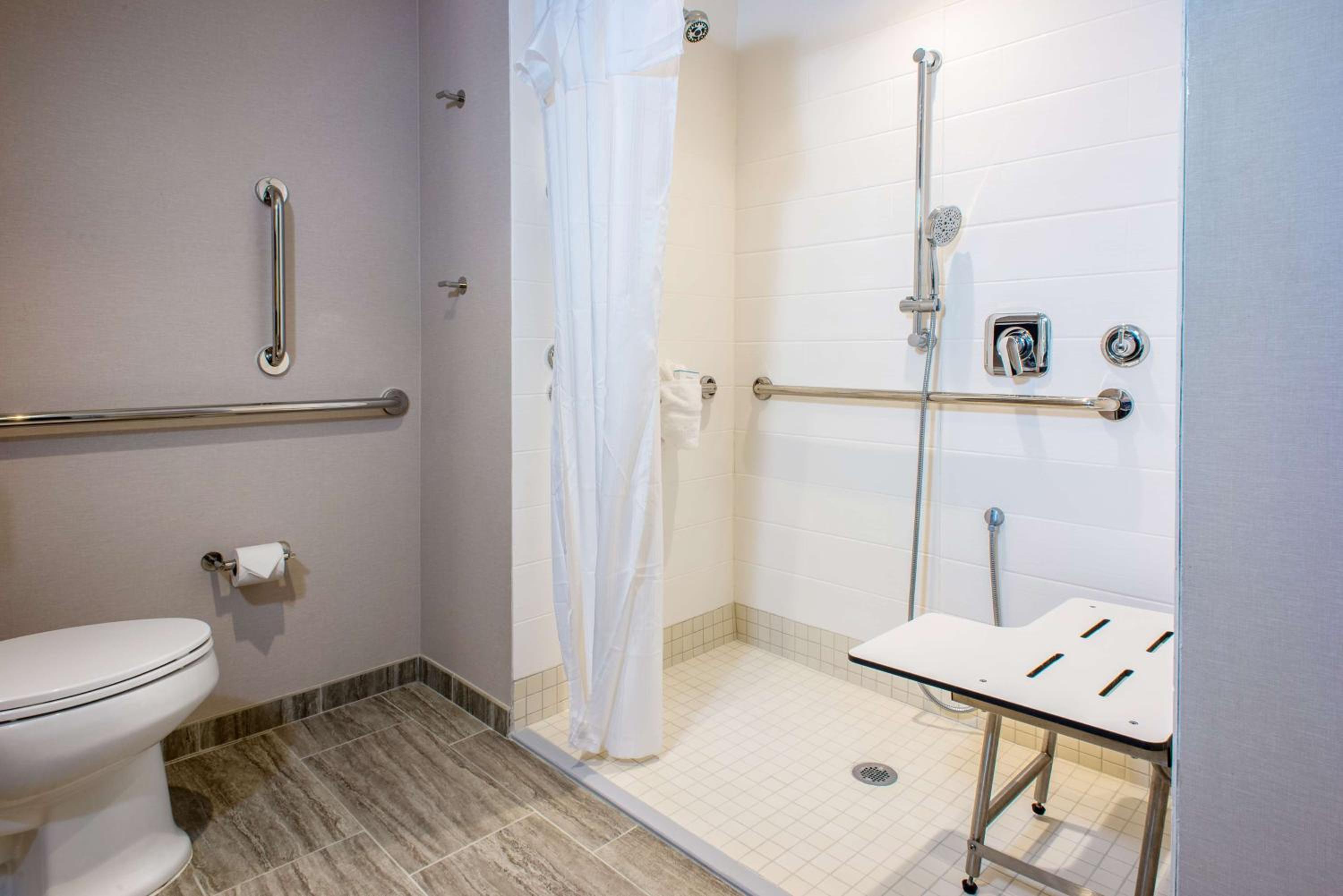 King Room with Roll-In Shower - Disability Access - Photo 6