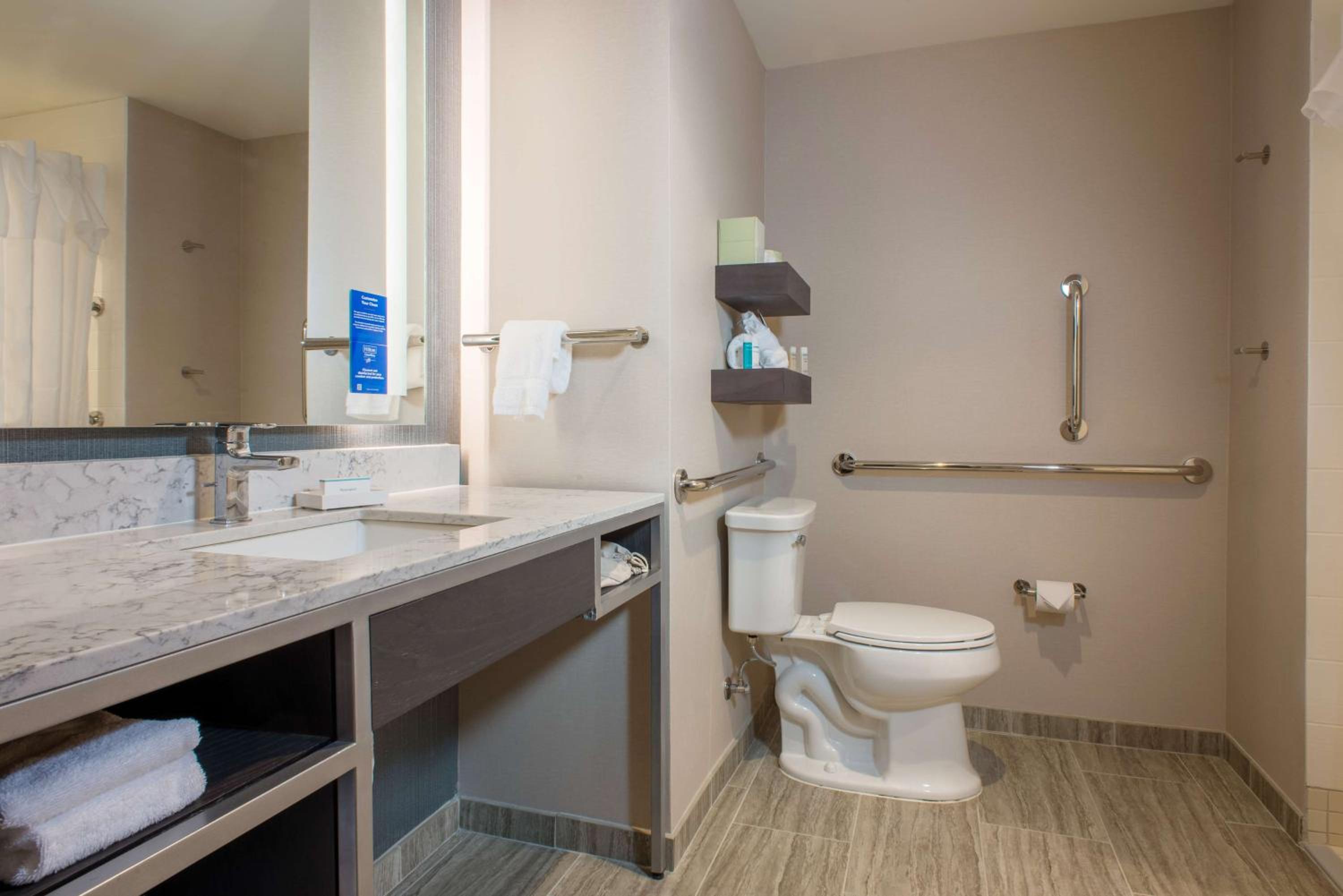 King Room with Roll-In Shower - Disability Access - Photo 5