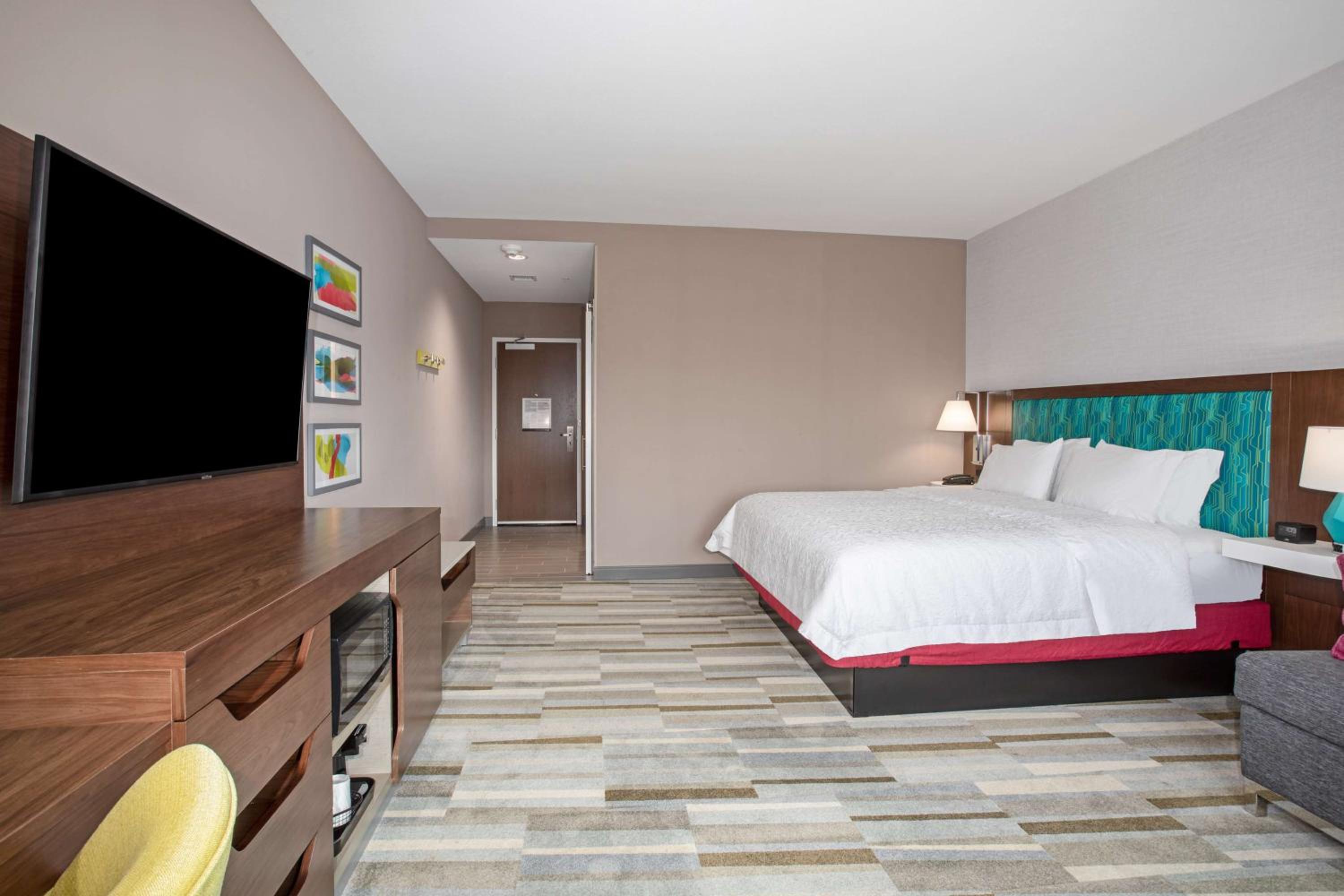 King Room with Sofa Bed - Non-Smoking - Photo 3