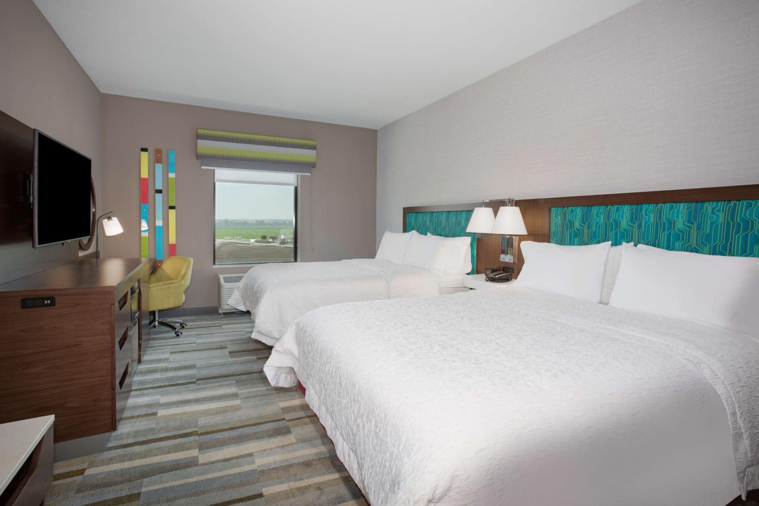 Queen Room with Two Queen Beds - Photo 2