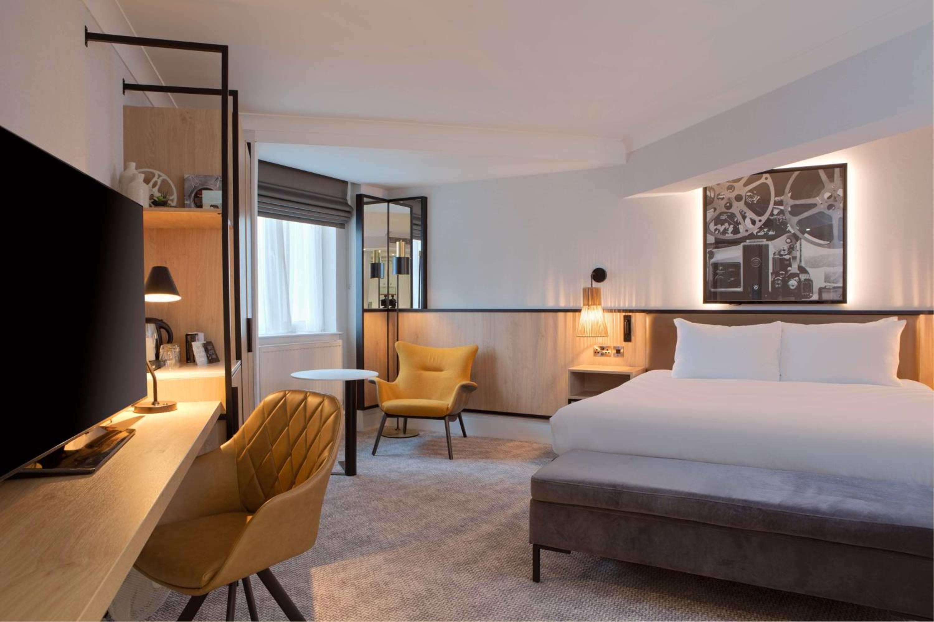 Deluxe King Room - Photo 10