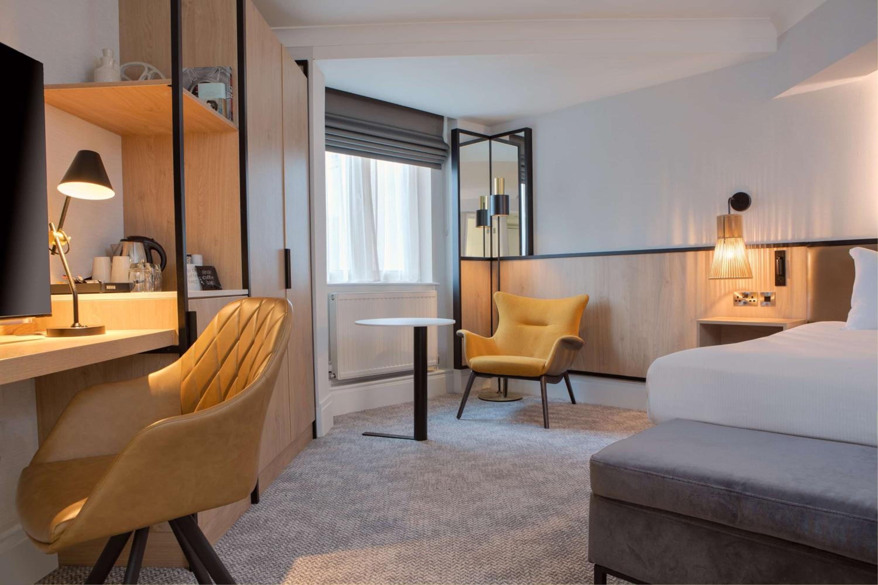 Deluxe King Room - Photo 11